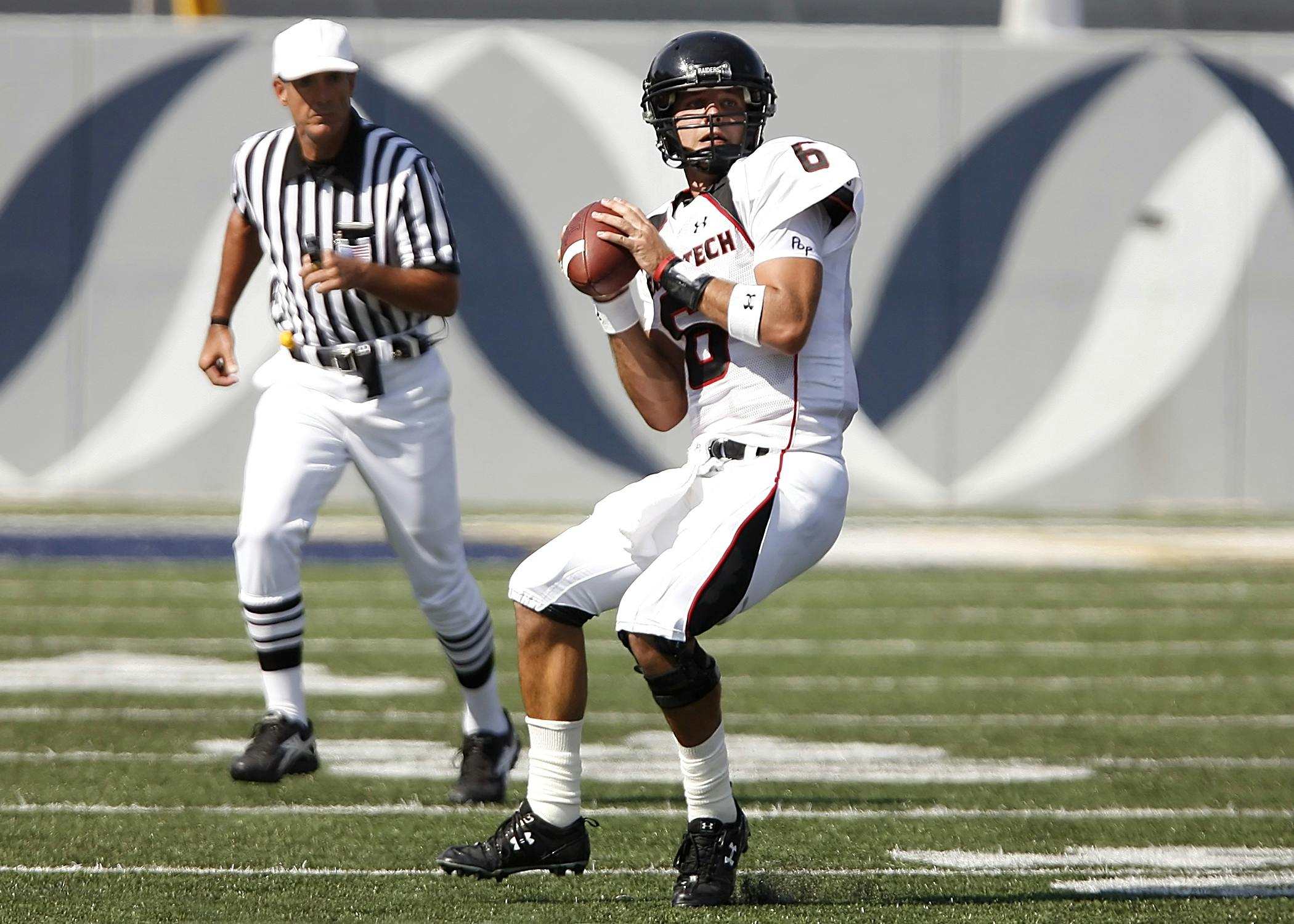A quarterback about to throw a football | Source: Pexels