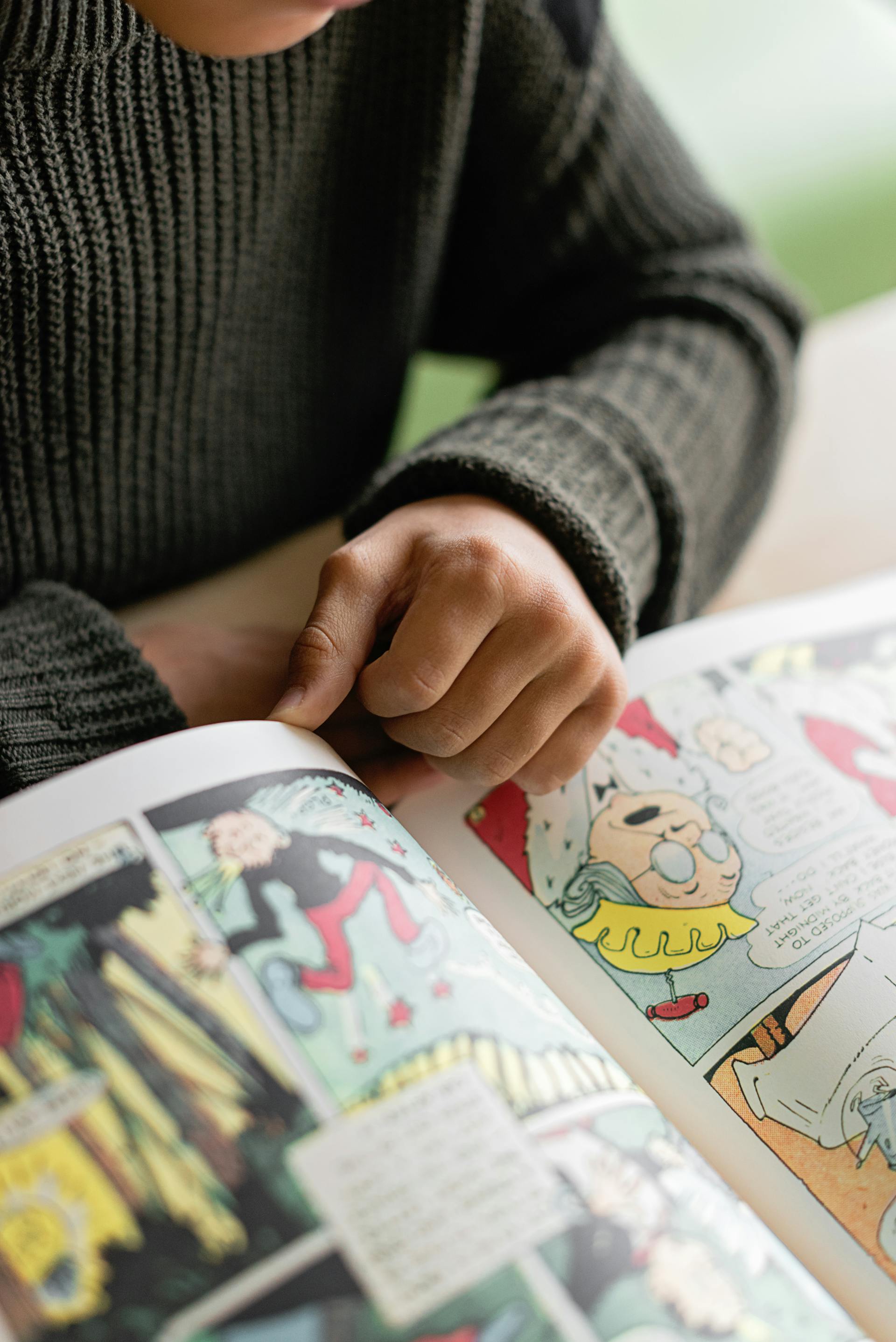 A child reading a comic book | Source: Pexels
