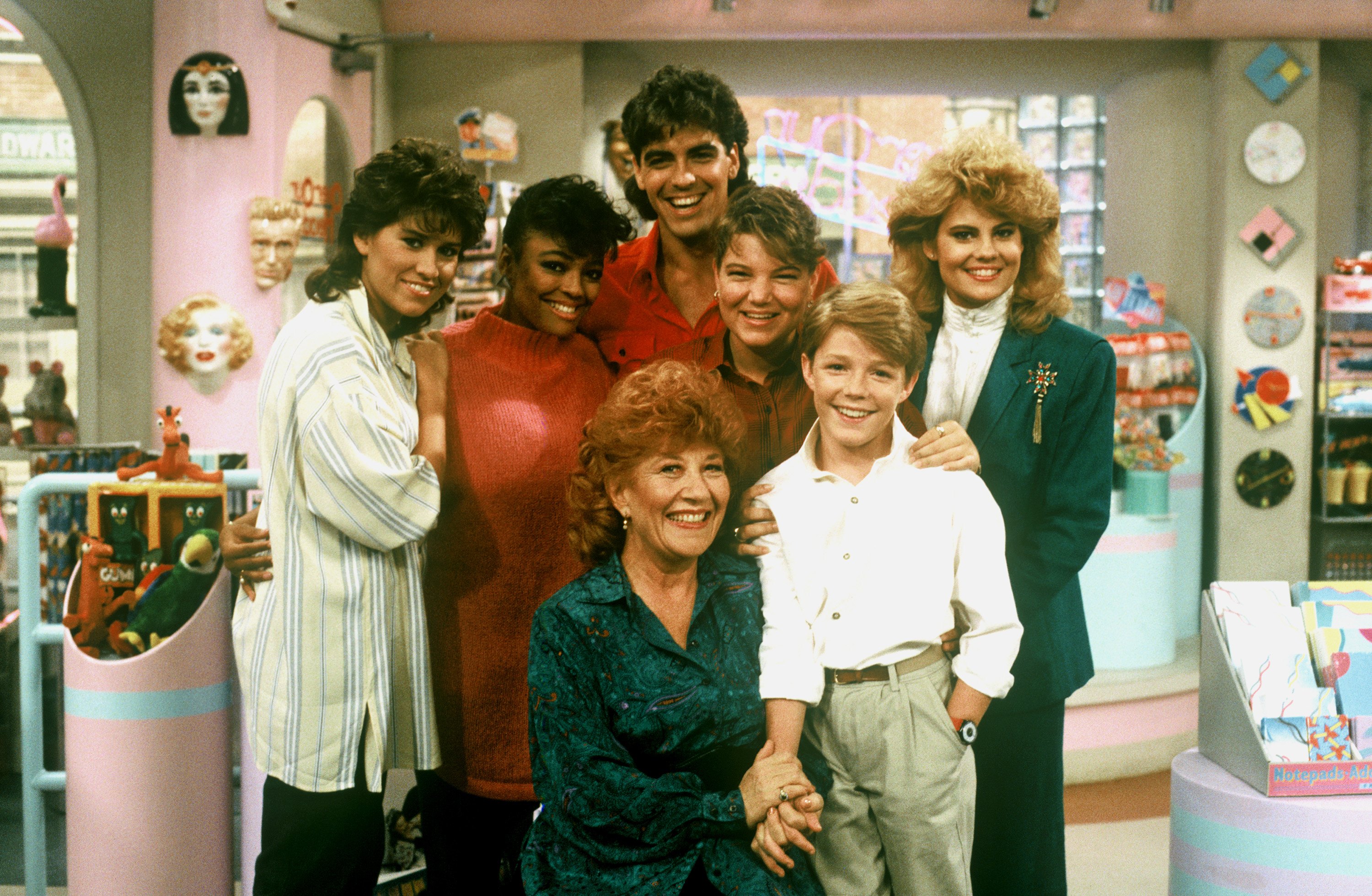 Nancy McKeon as Joanna 'Jo' Marie Polniaczek Bonner, Kim Fields as Dorothy 'Tootie' Ramsey, George Clooney as George Burnett, Mindy Cohn as Natalie Letisha Sage Green, Lisa Whelchel as Blair Warner (front row l-r) Charlotte Rae as Mrs. Edna Ann Garrett, and Mackenzie Astin as Andy Moffet Stickle | Source: Getty Images