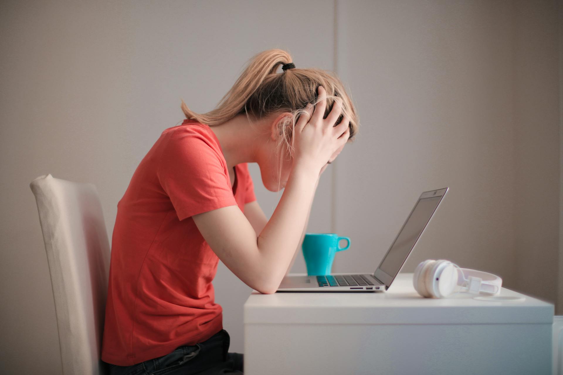 A teen girl studying | Source: Pexels