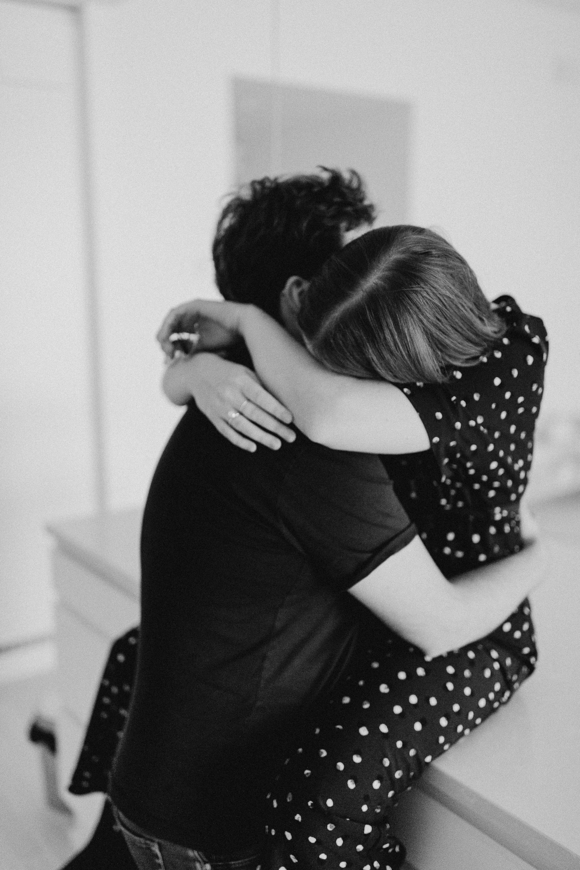Grayscale shot of a romantic couple hugging each other | Source: Unsplash