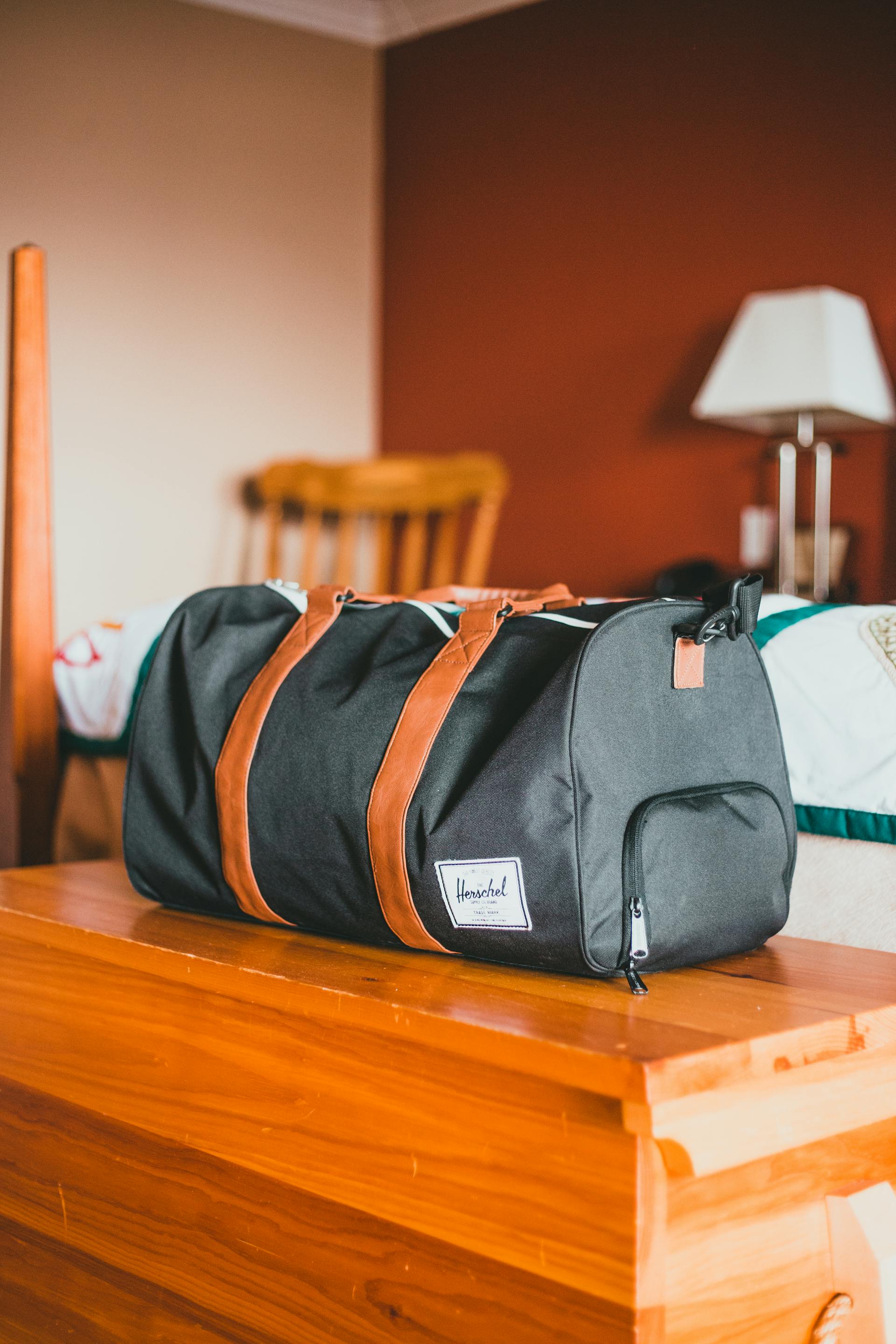 A duffel bag on a low table | Source: Pexels
