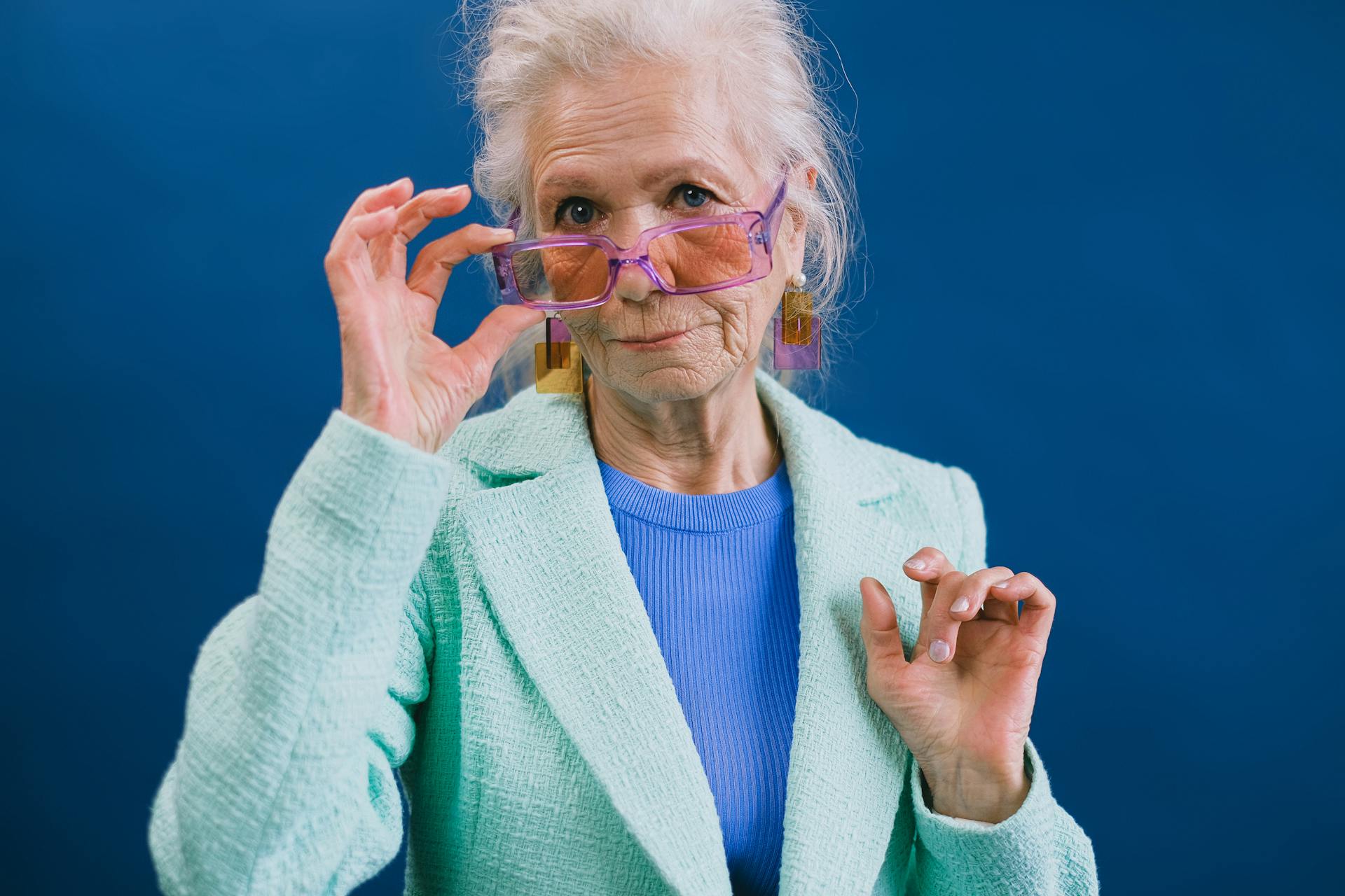 A woman peering over her glasses | Source: Pexels