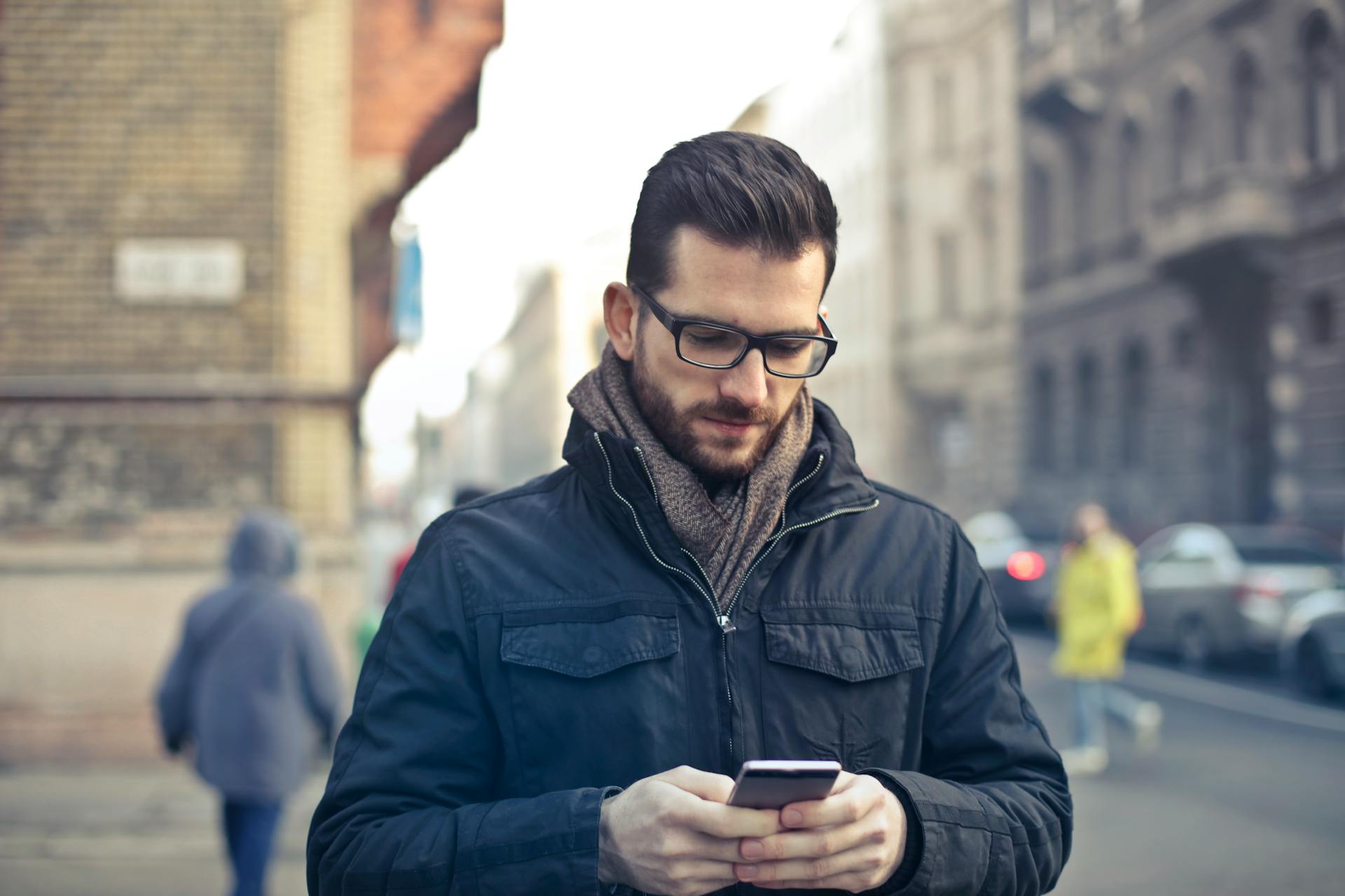 Young man using his phone while walking | Source: Pexels