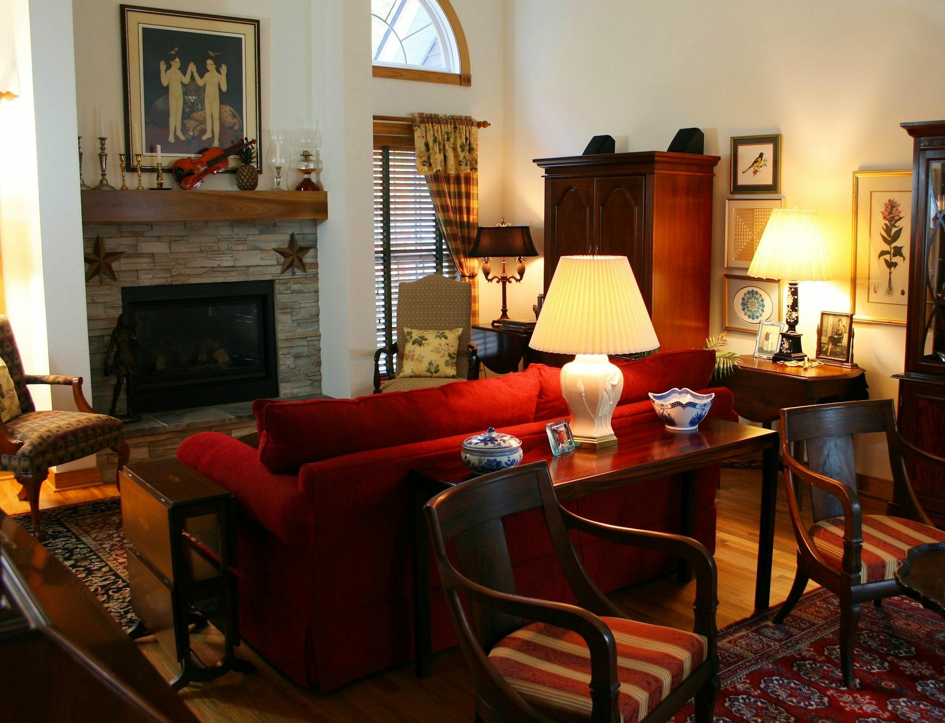 A fireplace in a cozy living room | Source: Pexels