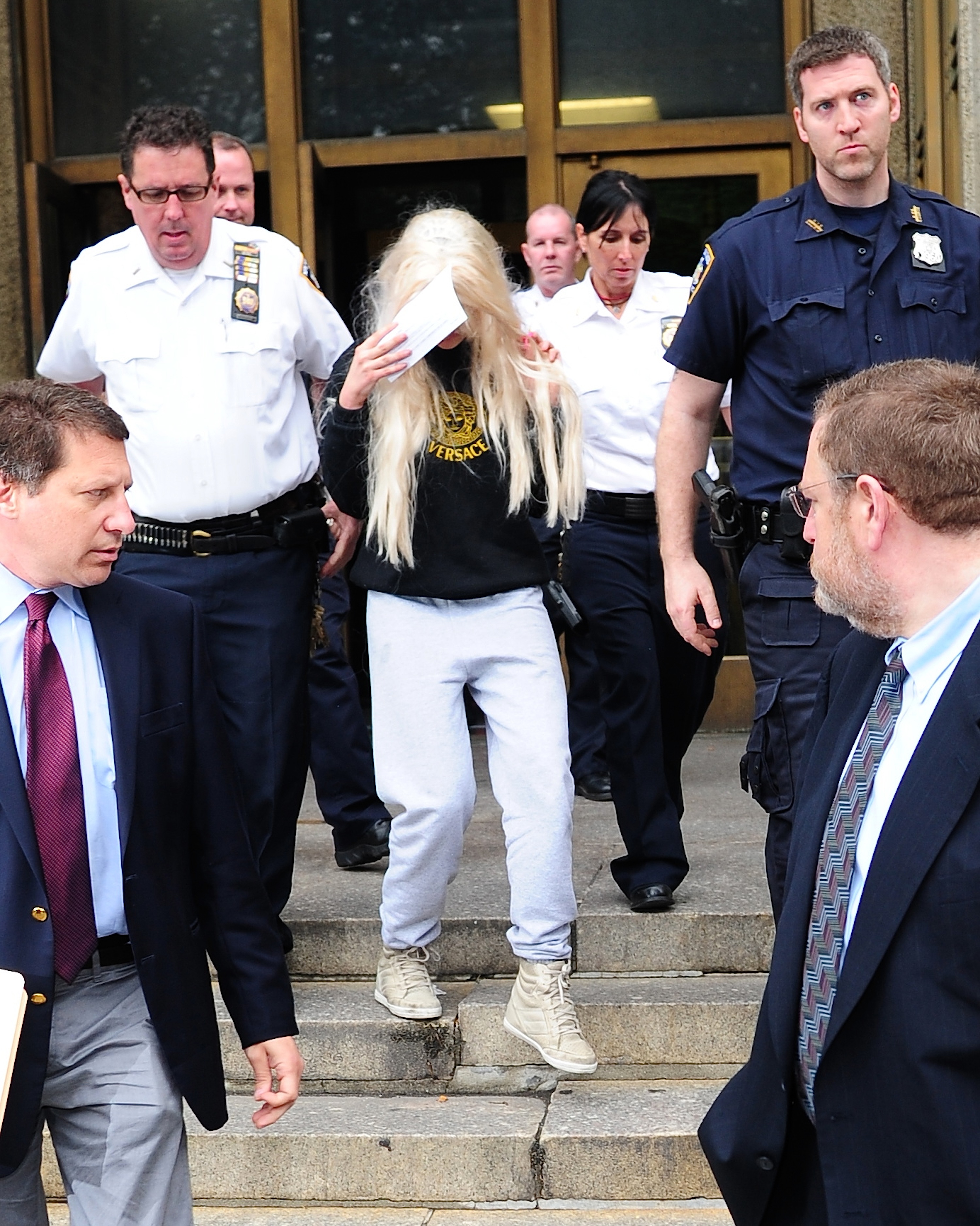 Amanda Bynes departs Manhattan Central Booking at Manhattan Criminal Court on May 24, 2013, in New York City | Source: Getty Images