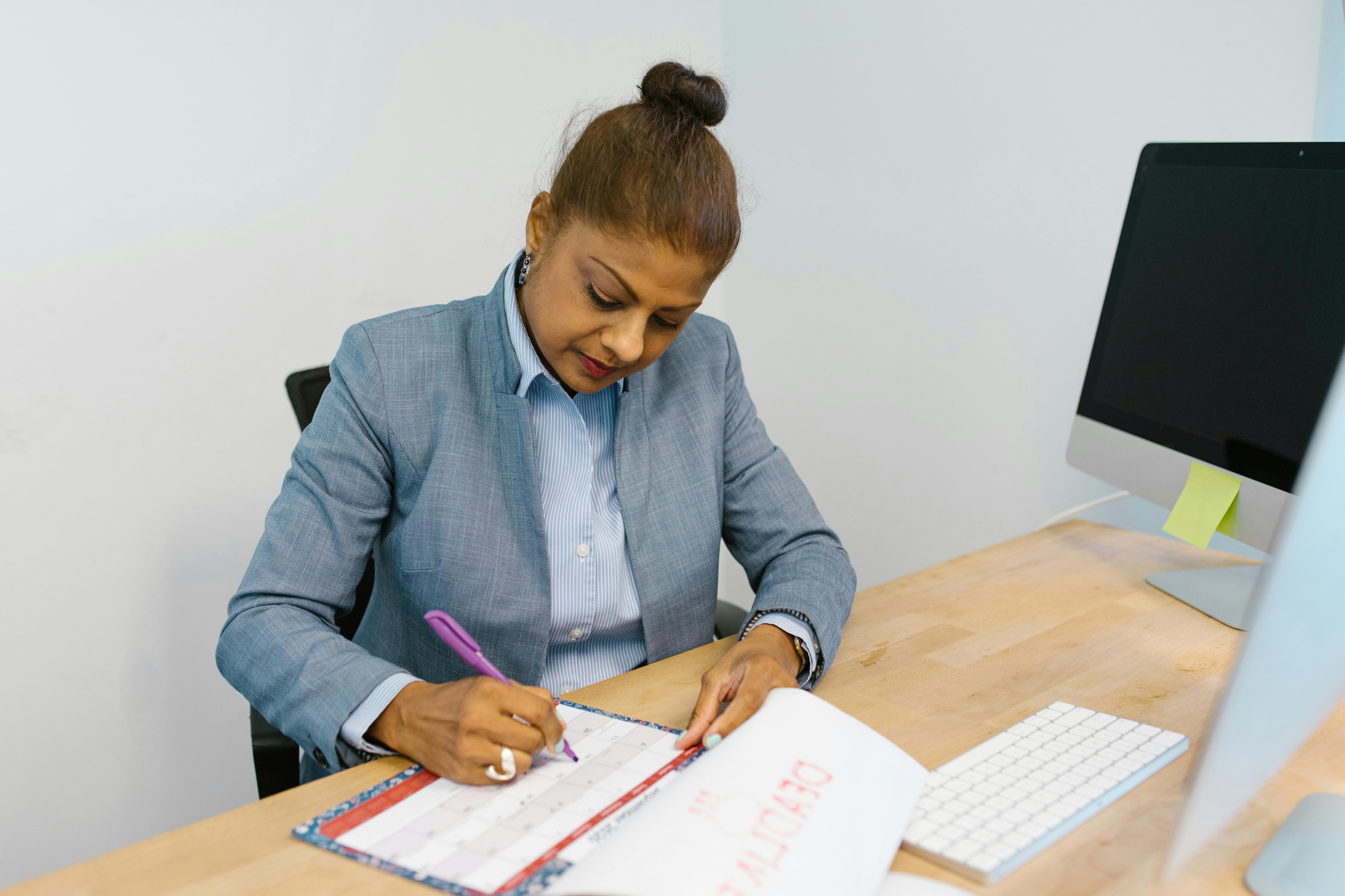 Woman working in a desk | Source: Pexels