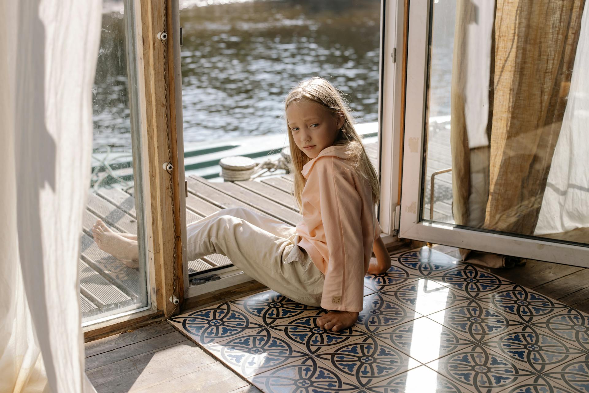 A child sitting on the floor | Source: Pexels