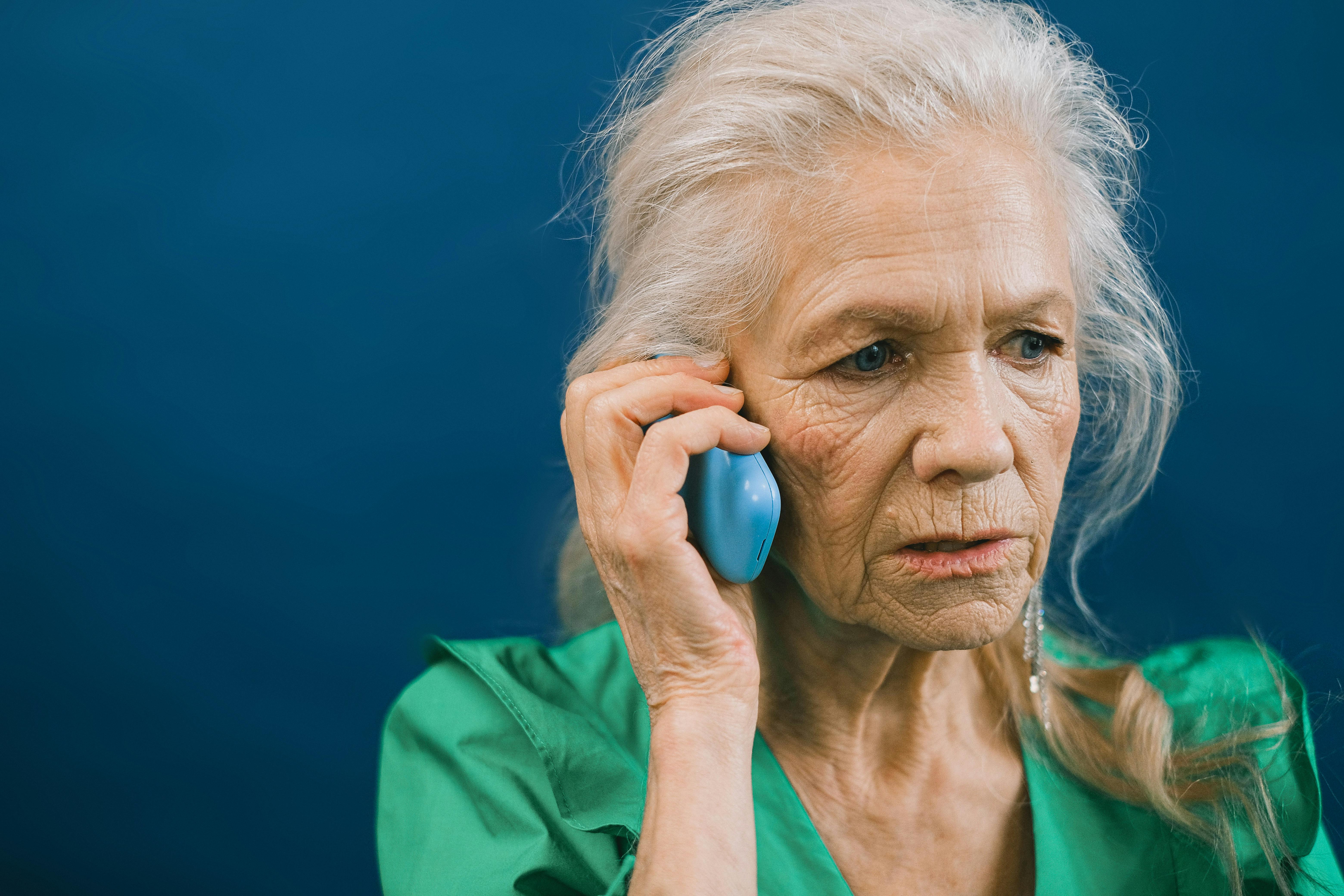 A worried older woman talking on the phone | Source: Pexels