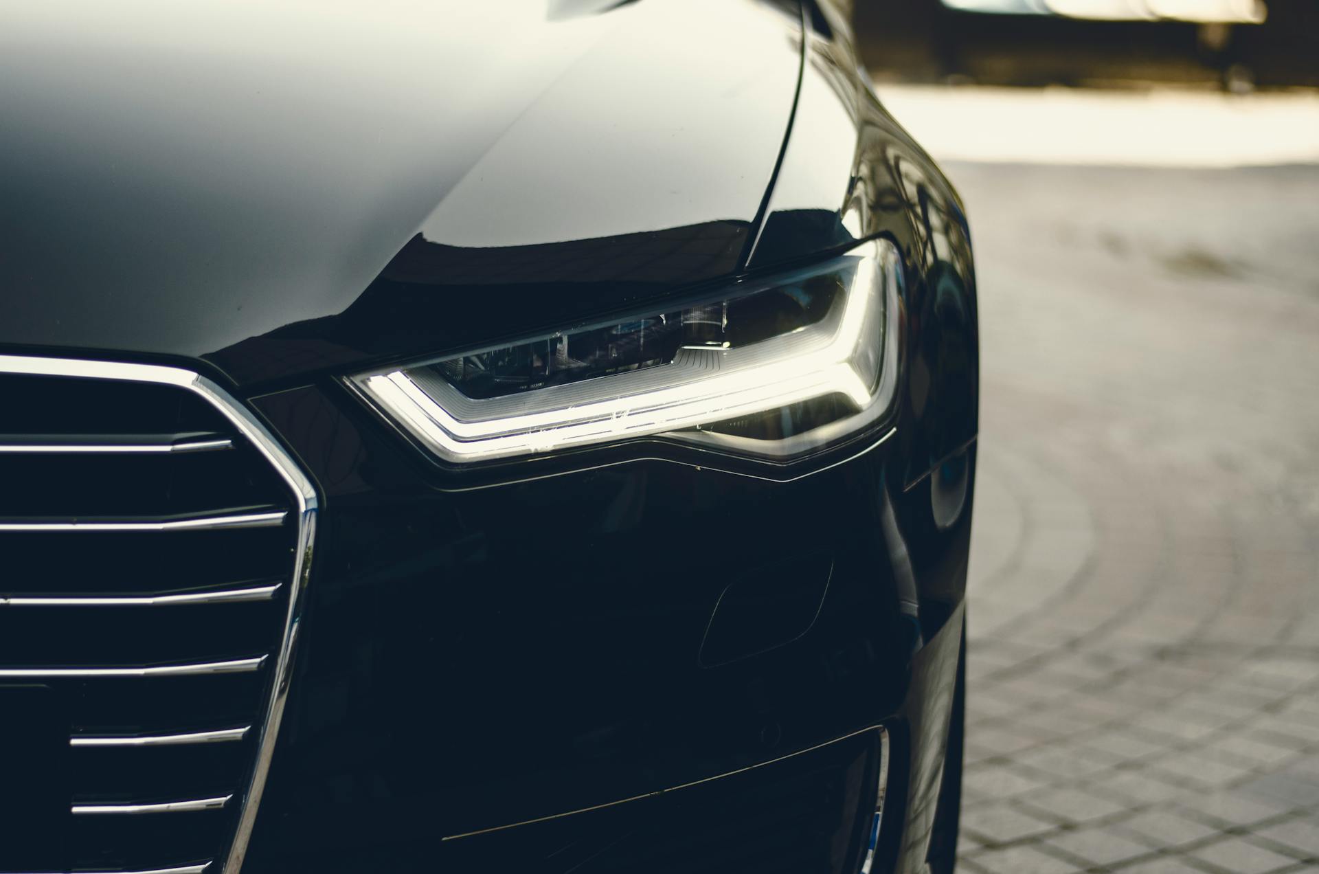 A car's headlight | Source: Pexels