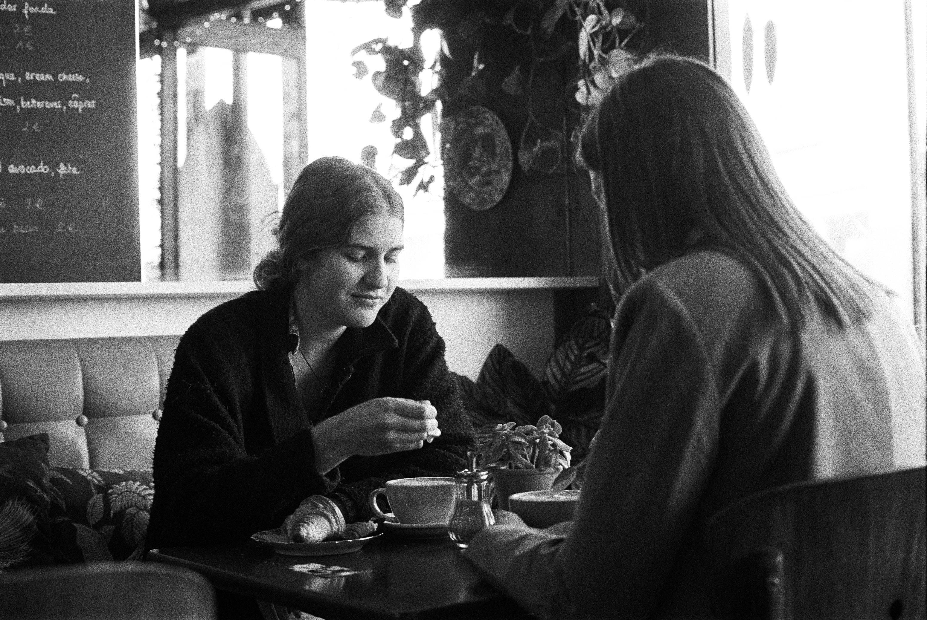 Women having coffee together | Source: Pexels