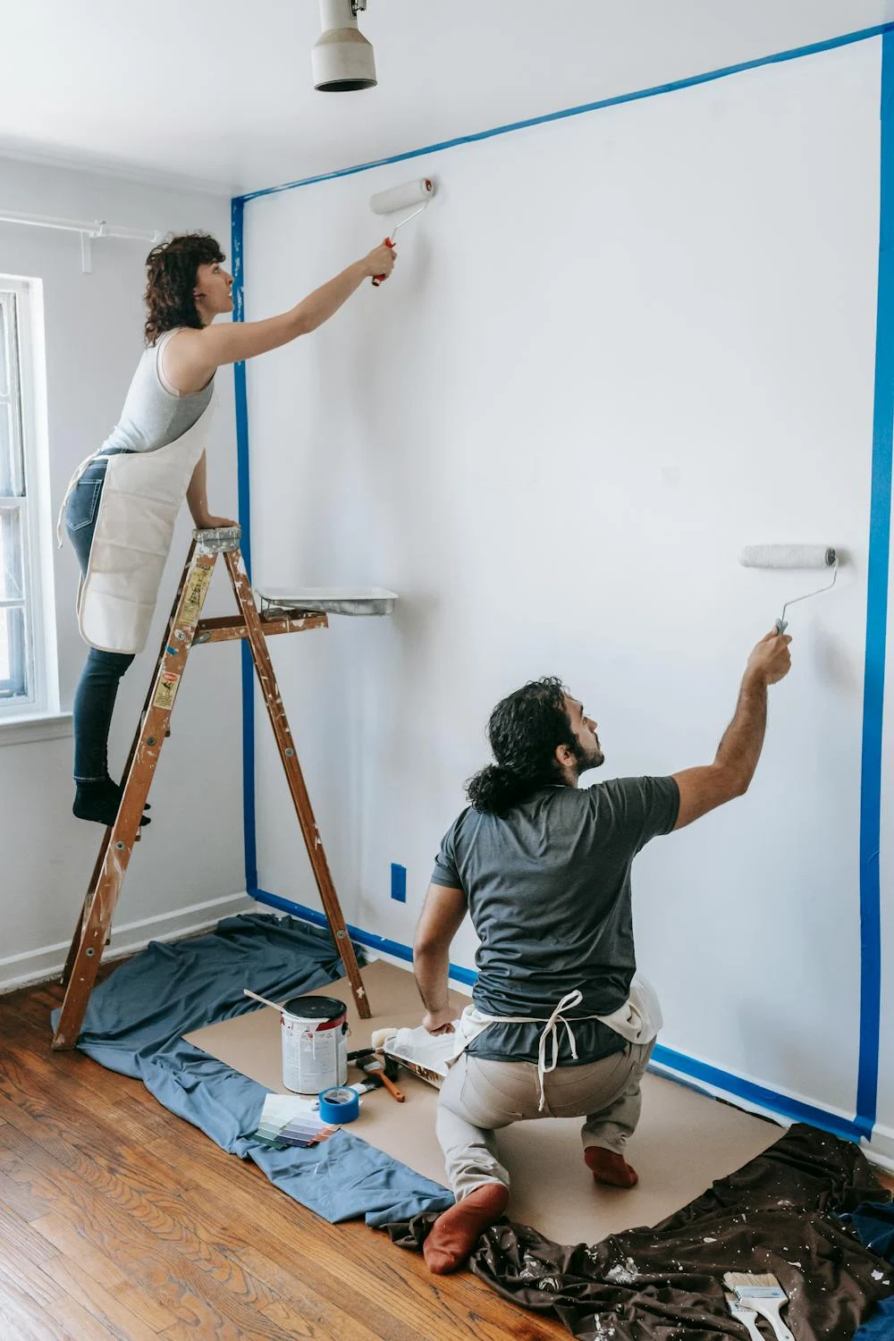 A couple painting a room | Source: Pexels