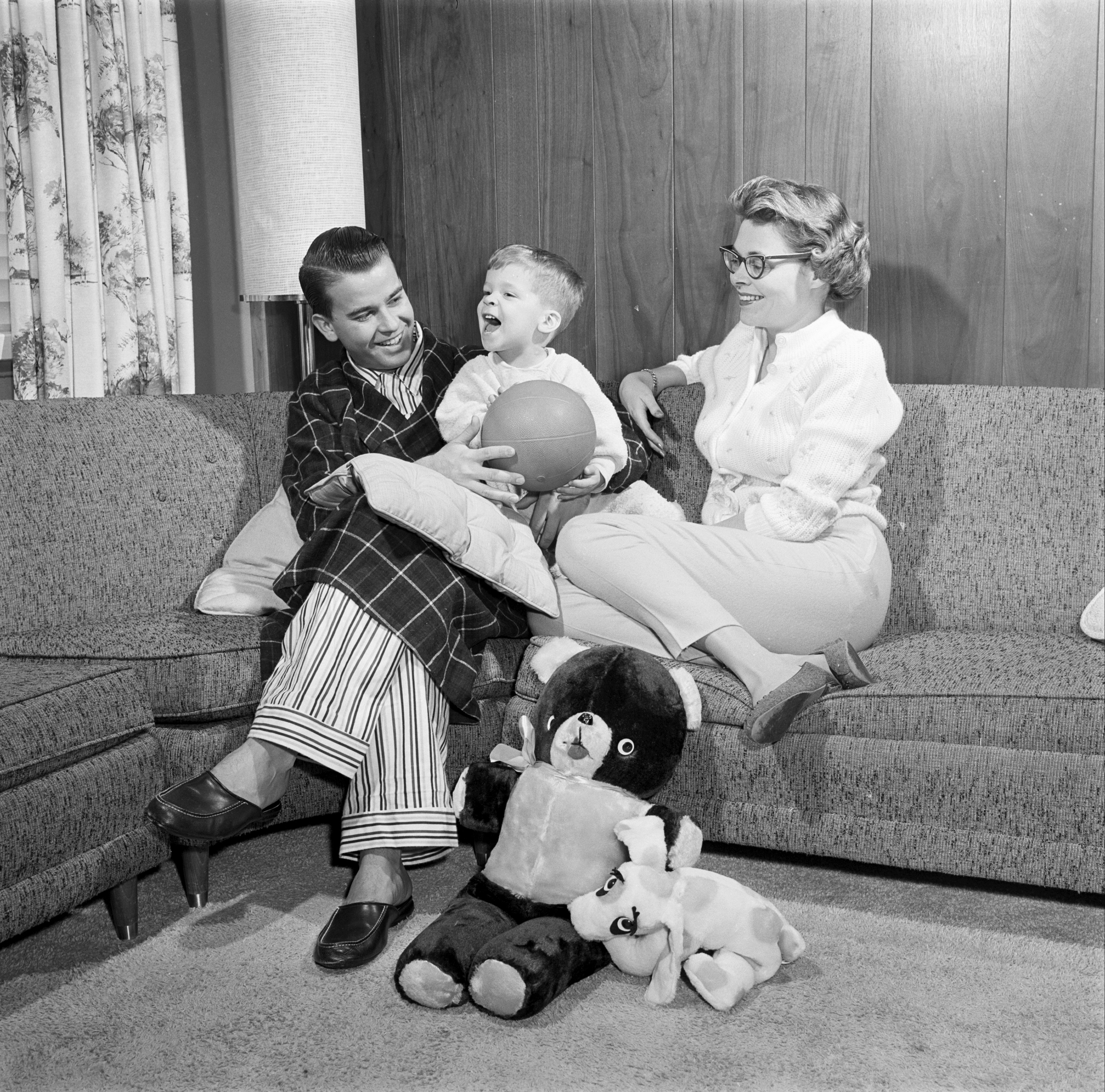 Dick Clark and family on "American Bandstand," 1959 | Source: Getty Images