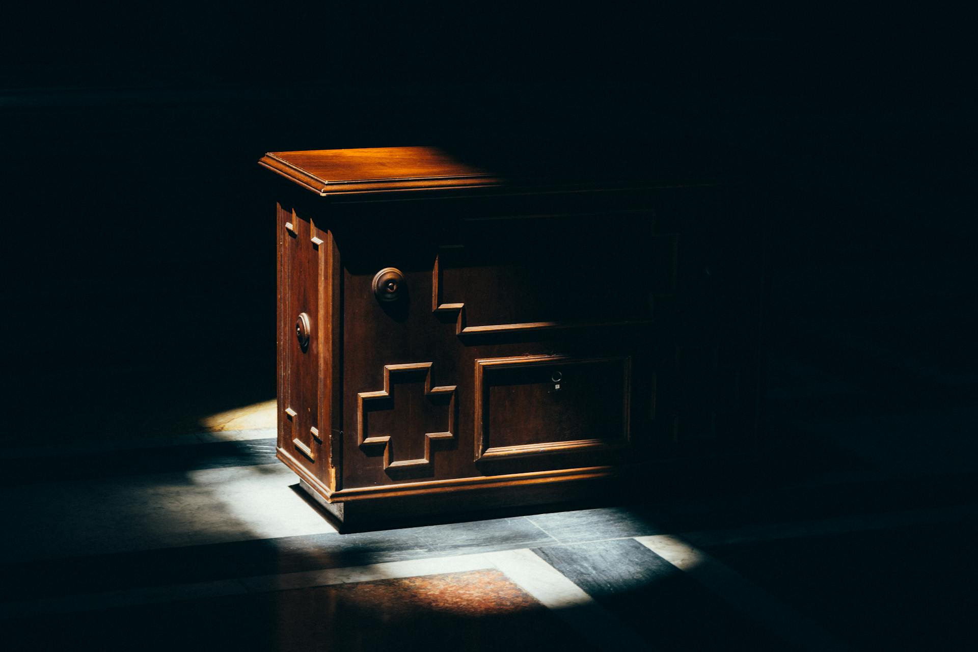 Light slanting down on a piece of furniture | Source: Pexels