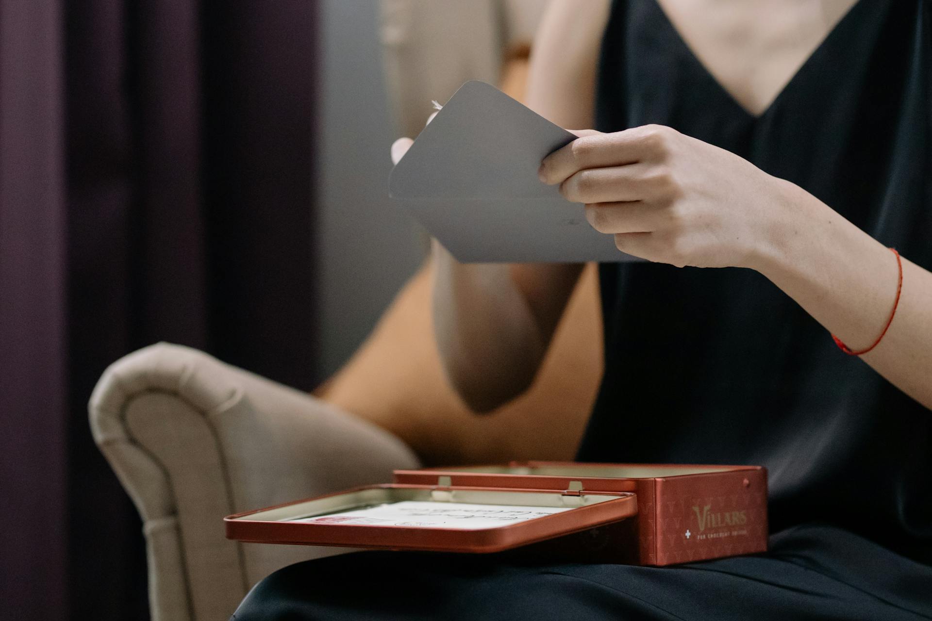 A woman opening an envelope | Source: Pexels