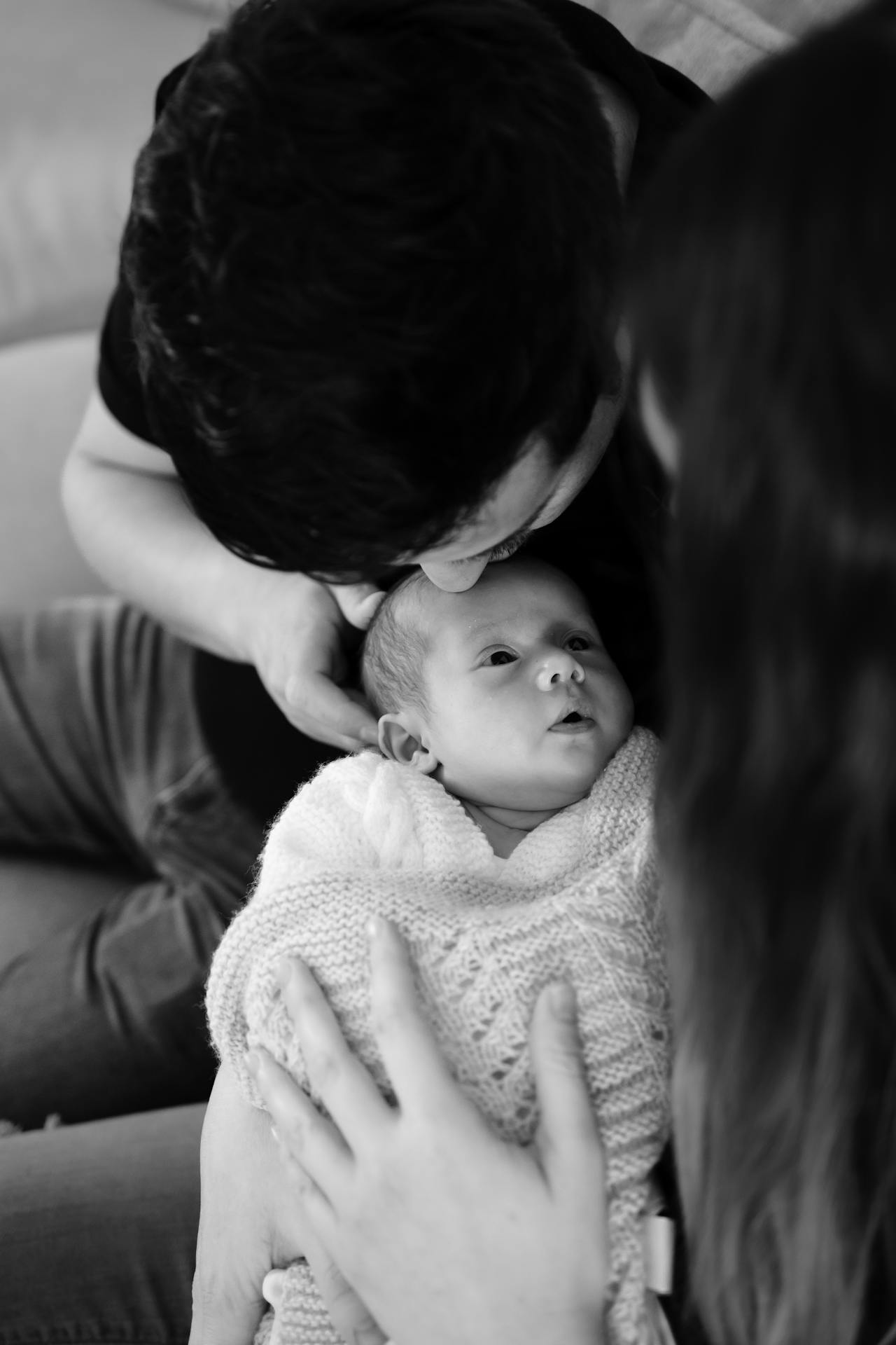 Grayscale shot of a couple with their baby | Source: Pexels