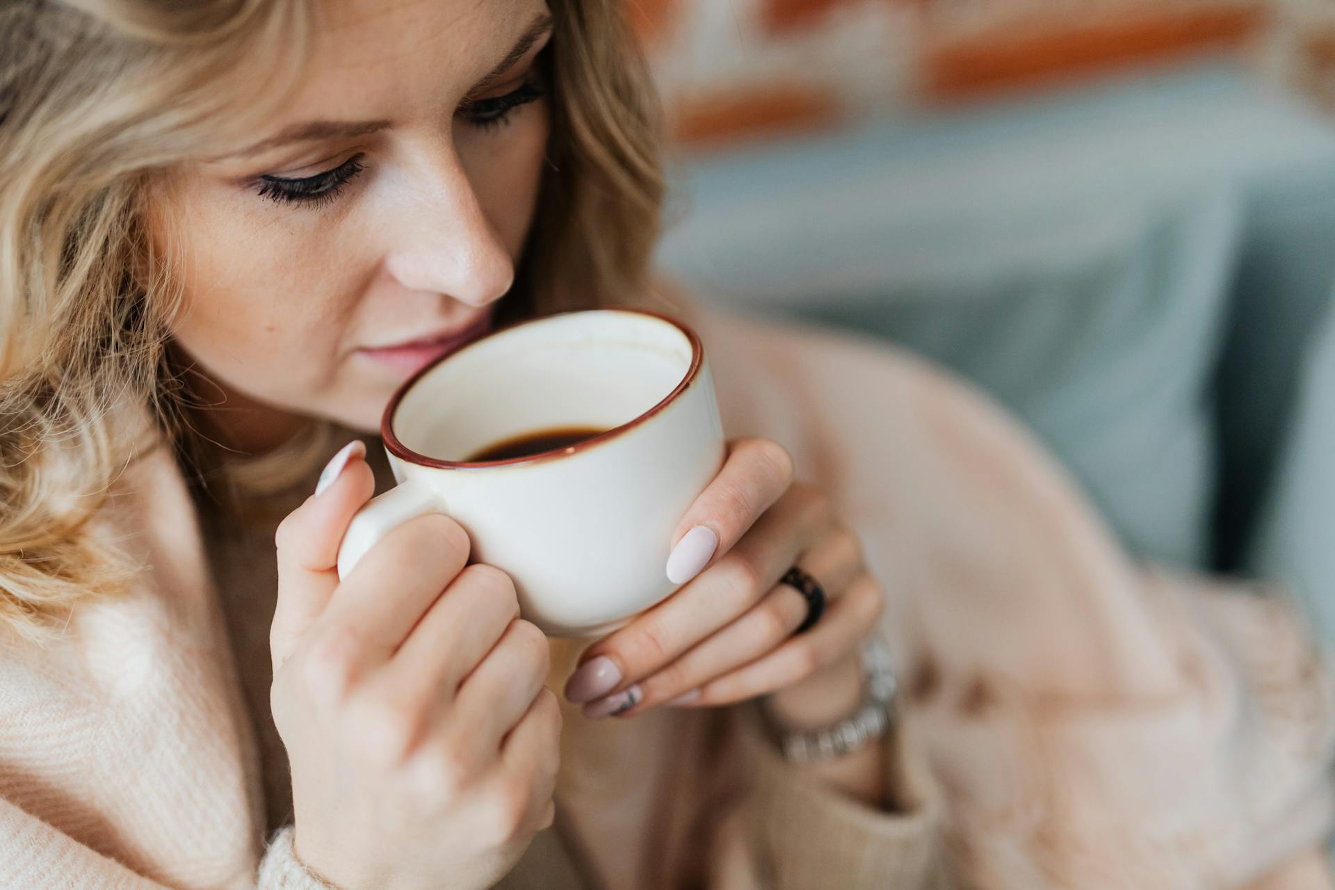 A woman drinking a cup of coffee | Source: Pexels