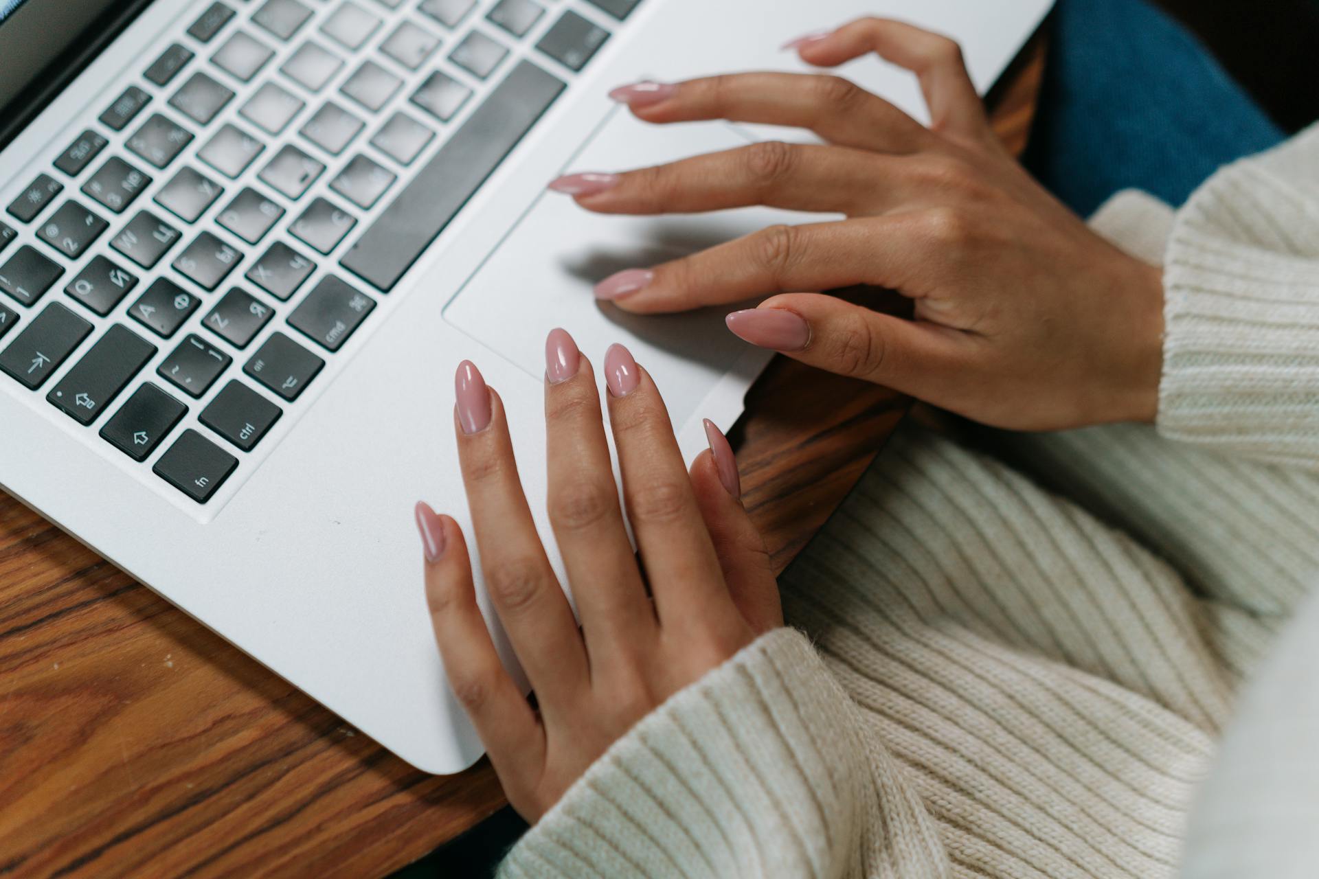 A woman using her laptop | Source: Pexels