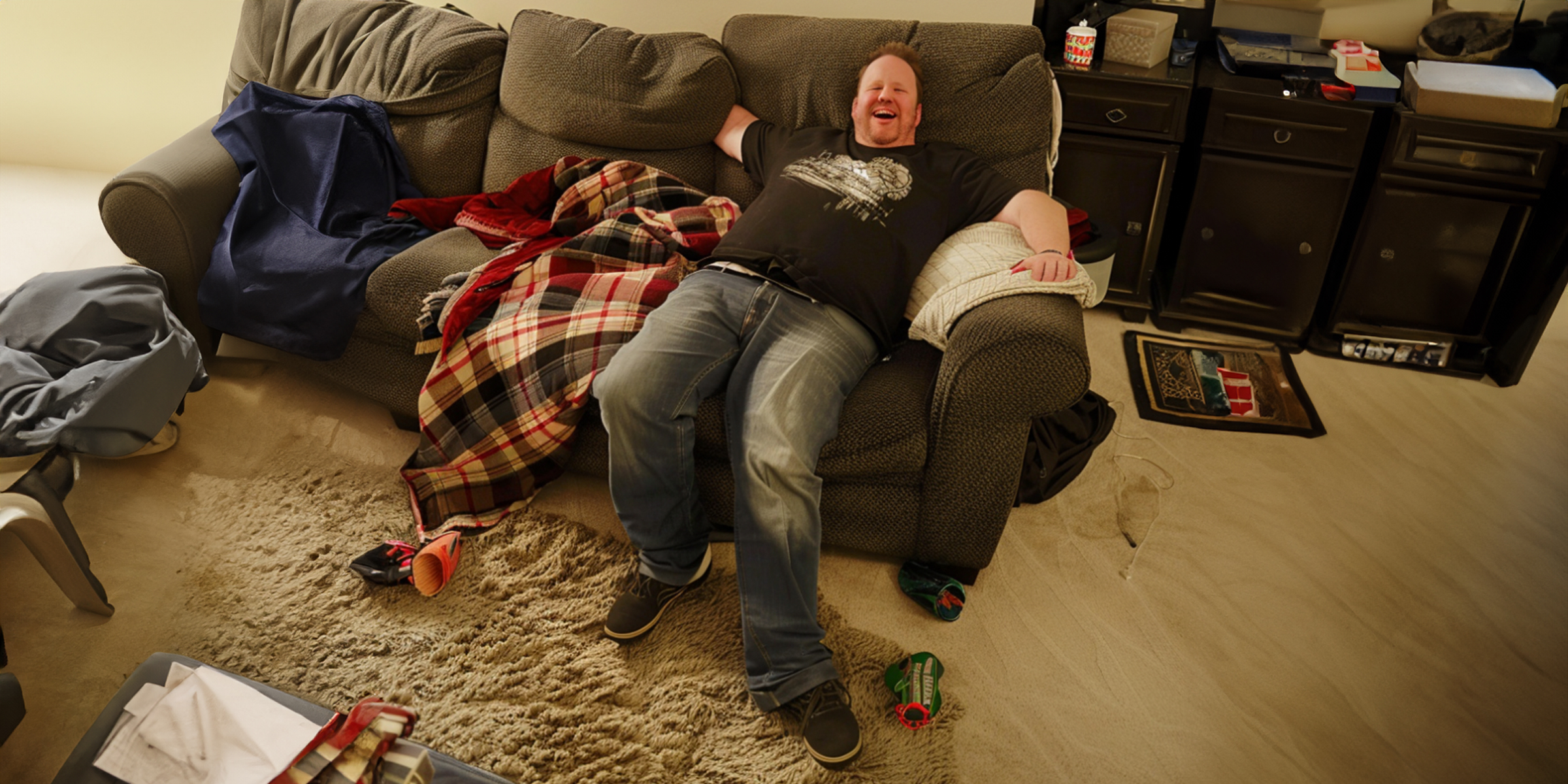 A man sitting on a couch | Source: No source