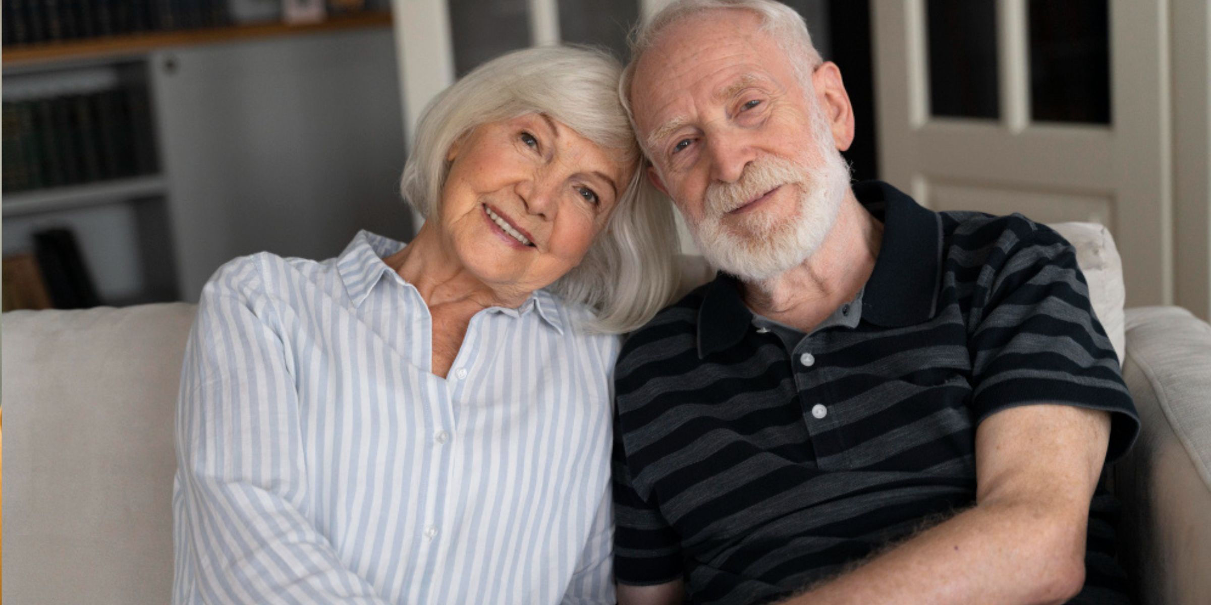 An elderly couple sitting on the couch | Source: Freepik