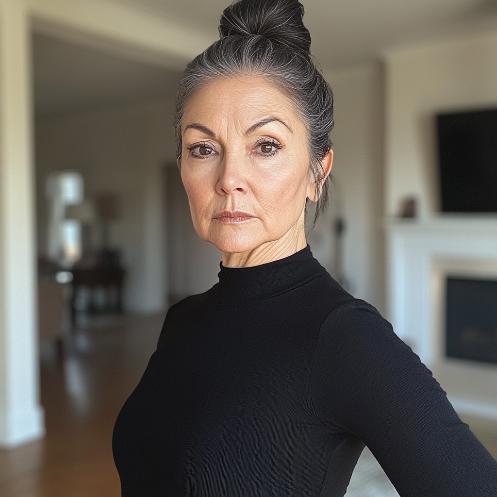 An older woman standing in a living room | Source: No source
