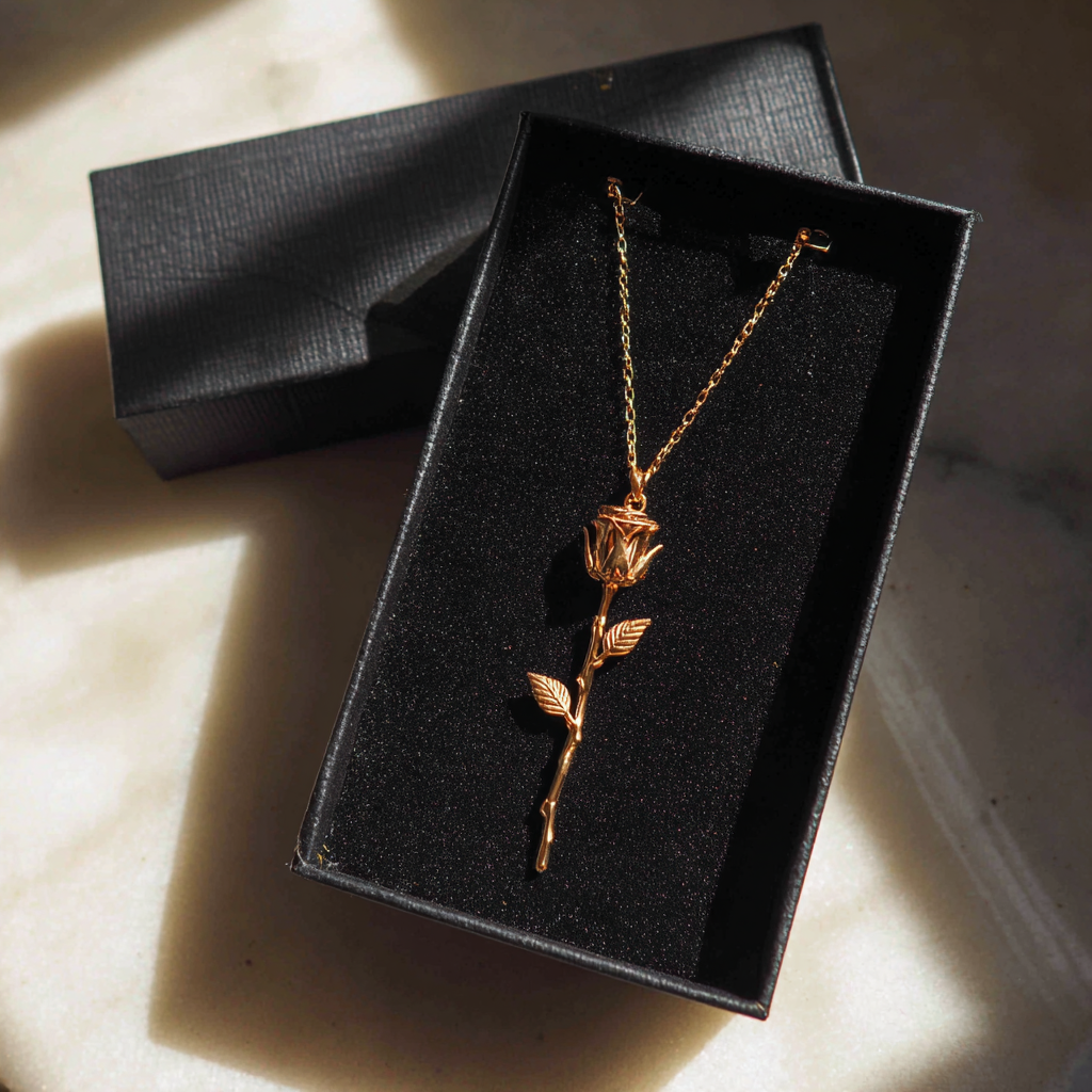 A gold necklace in a box | Source: no source