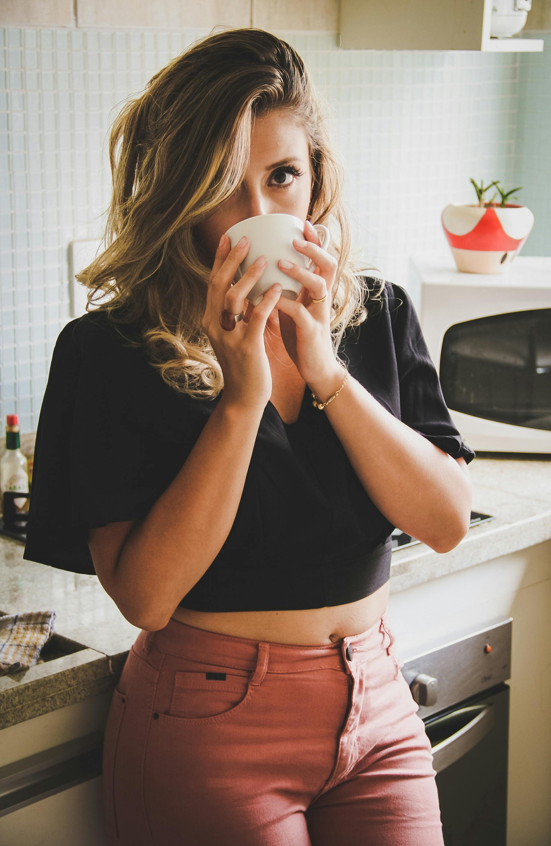 A woman drinking coffee | Source: Pexels