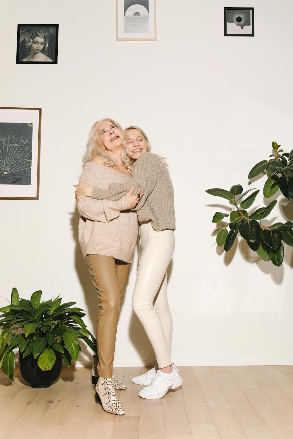 A woman hugging her mother | Source: Pexels