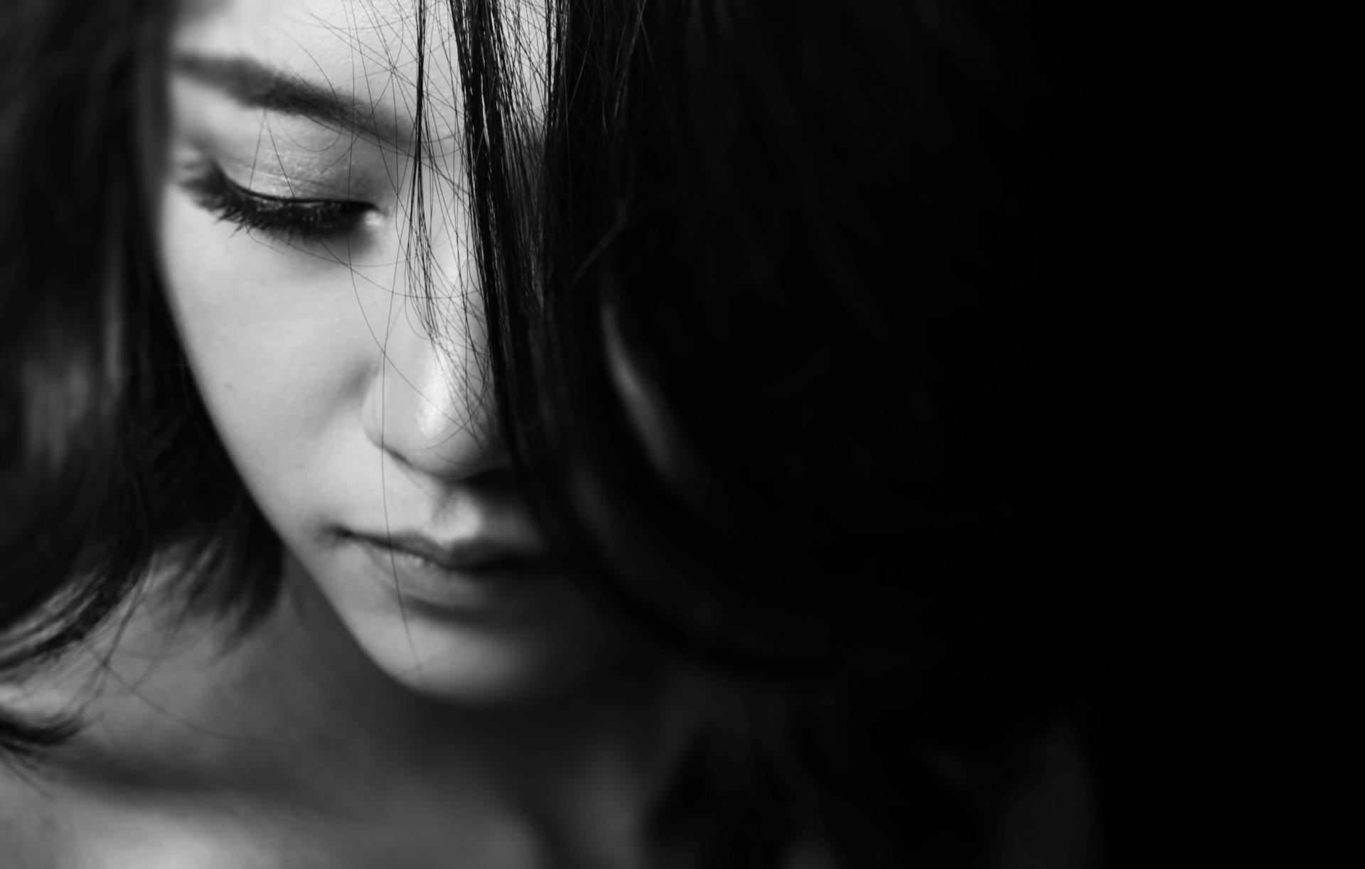 A woman glancing to one side | Source: Pexels