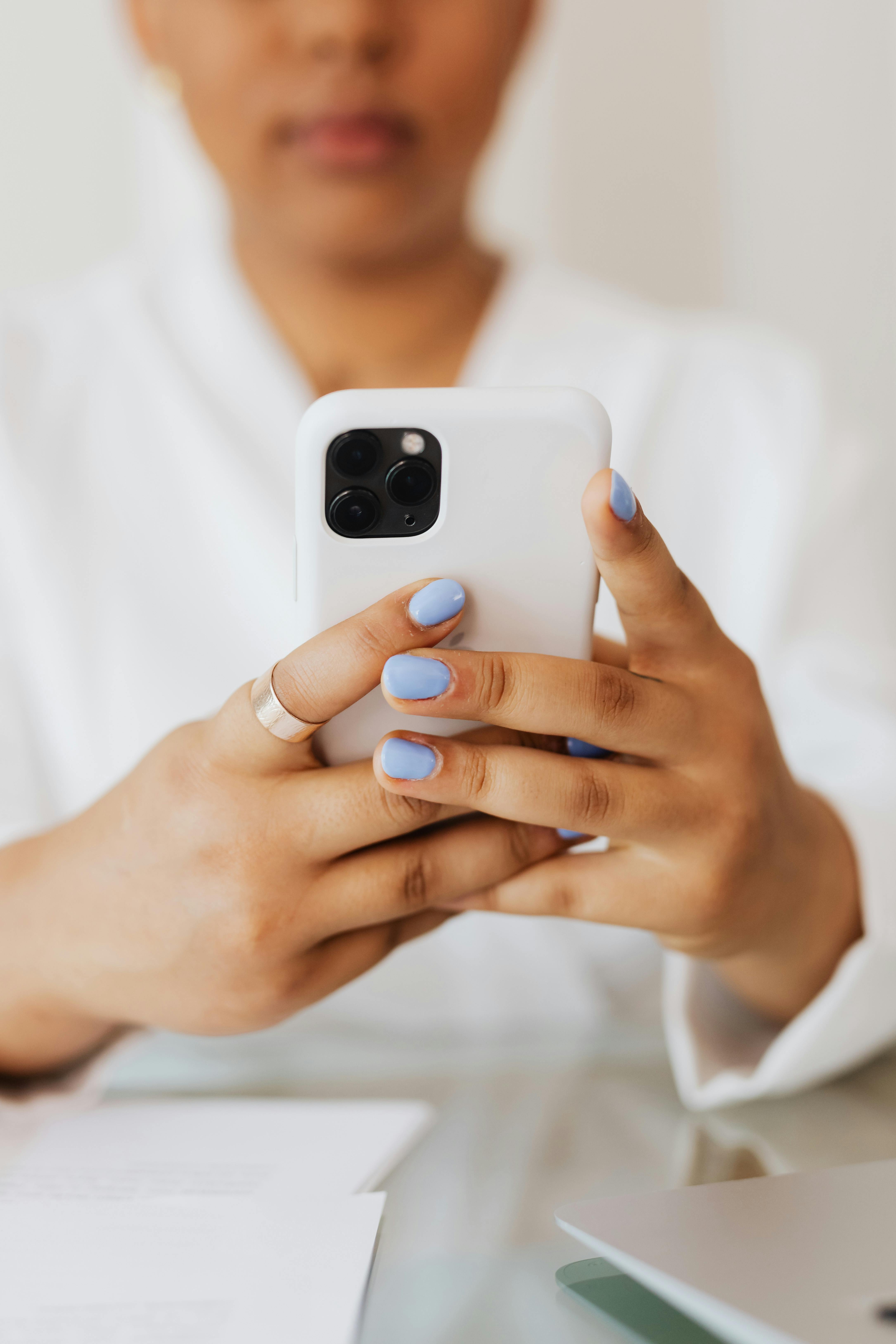 A woman texting | Source: Unsplash