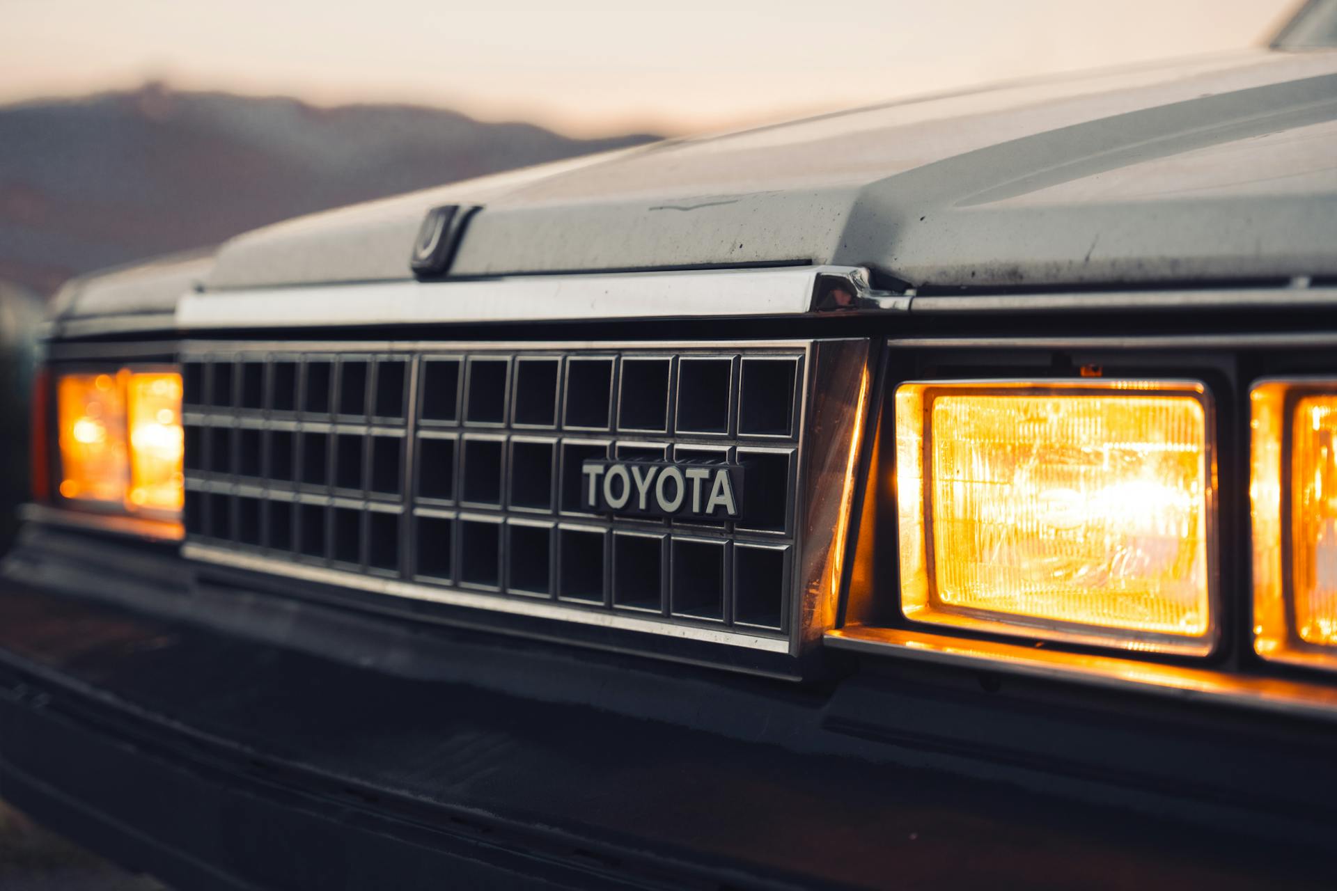 A front grill and headlights of a car  | Source: Pexels