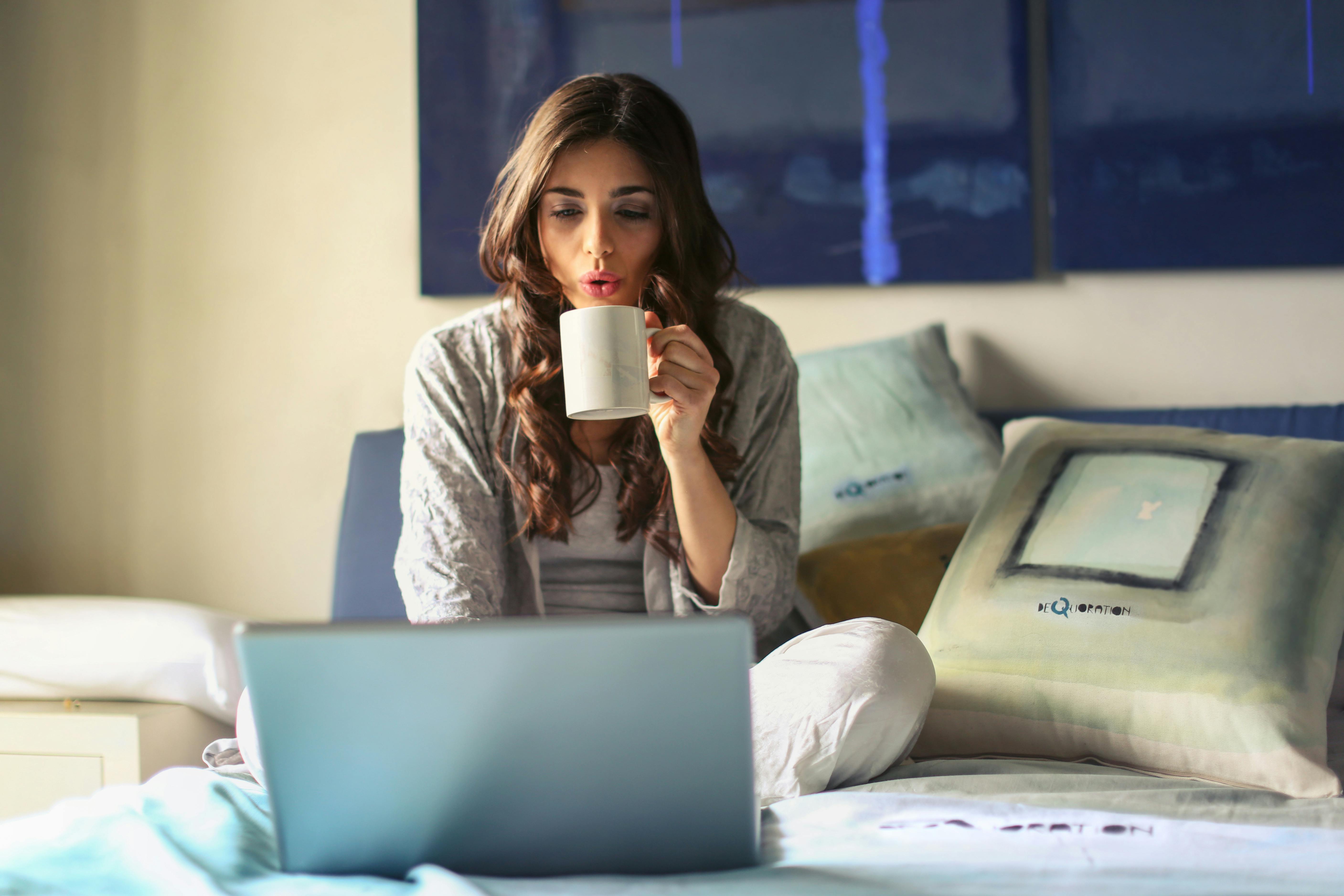 Woman drinking coffee | Source: Pexels