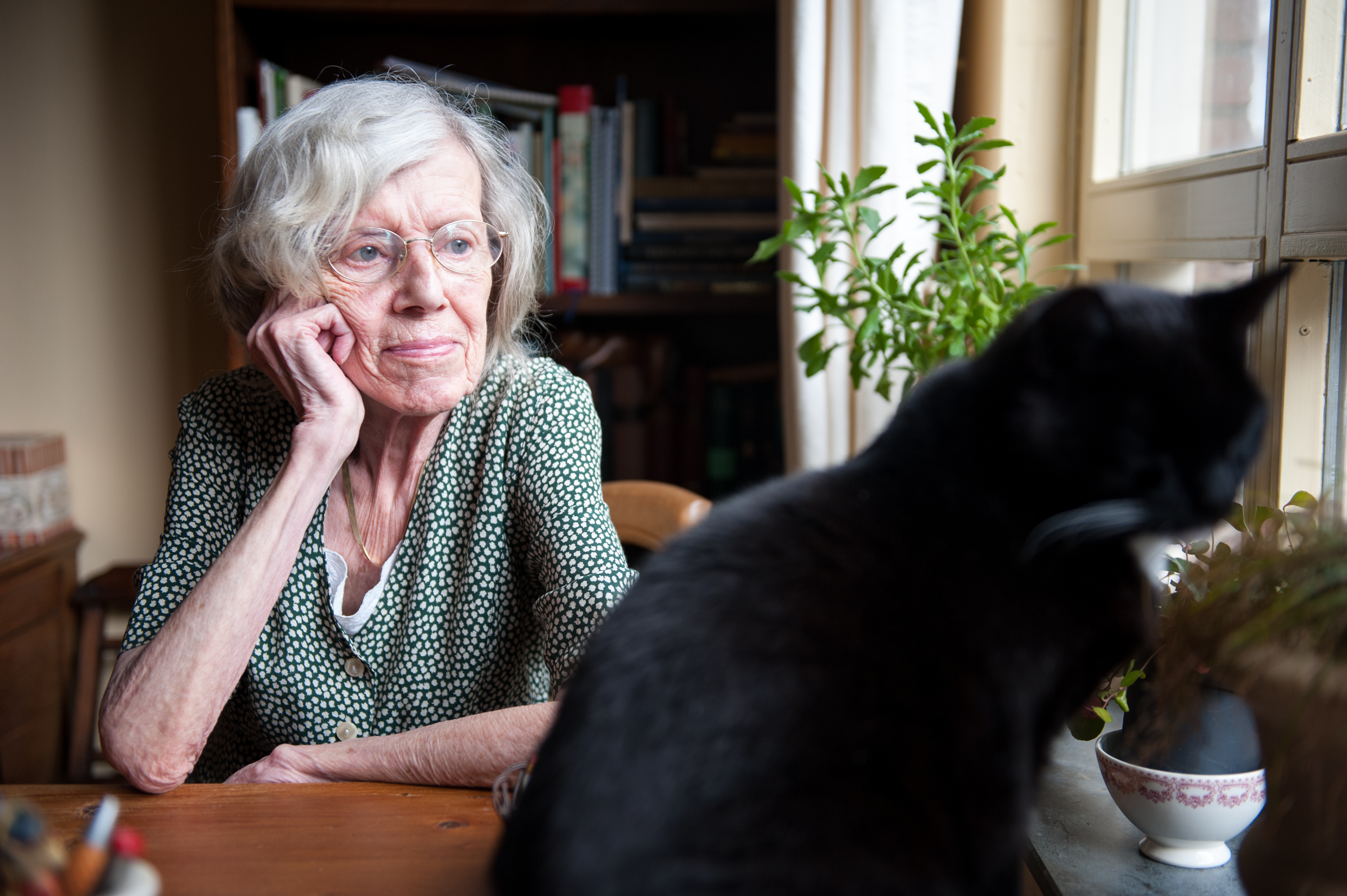 An old lady looks out the window | Source: Getty Images