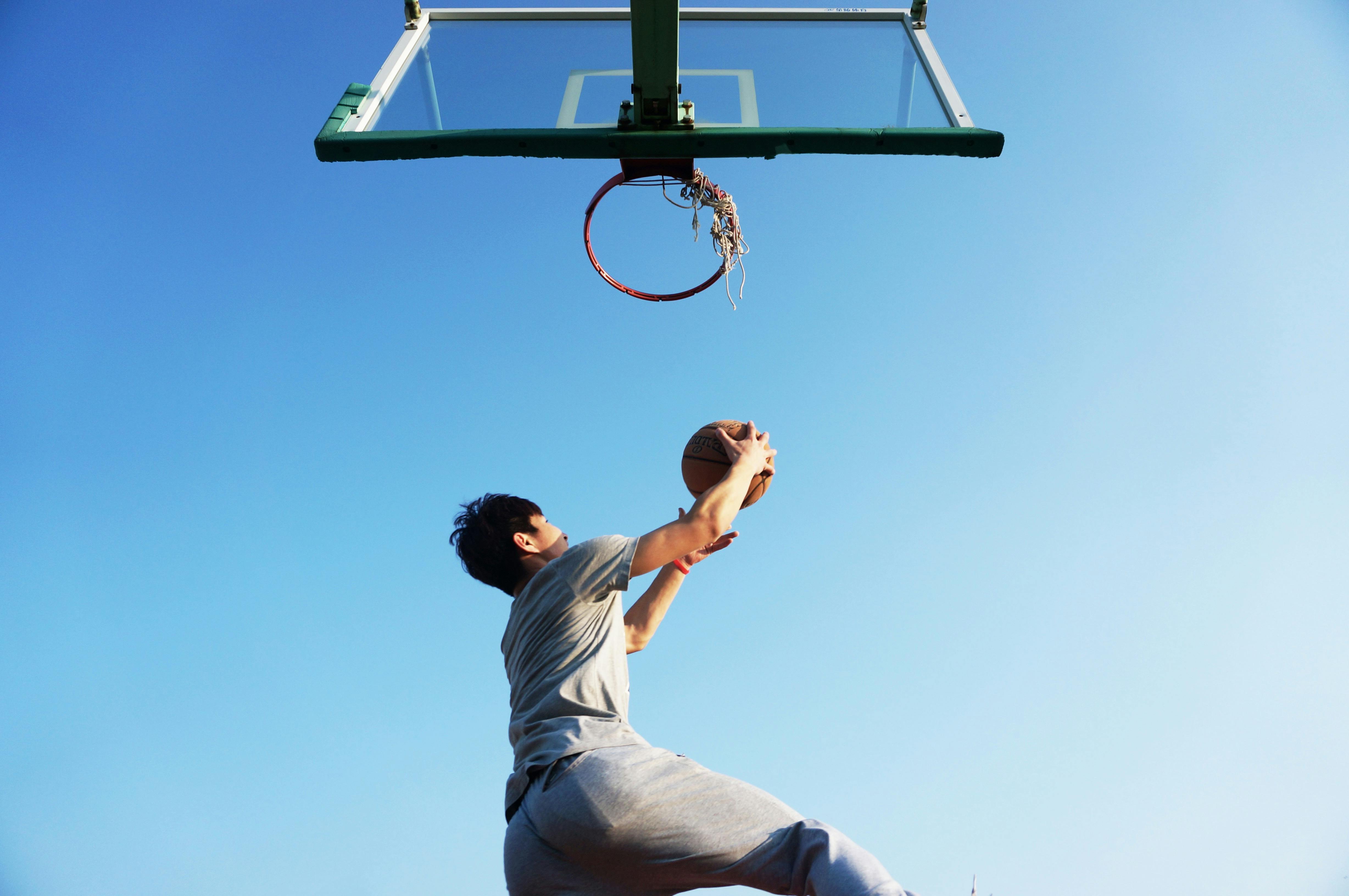 Man playing basketball | Source: Pexels