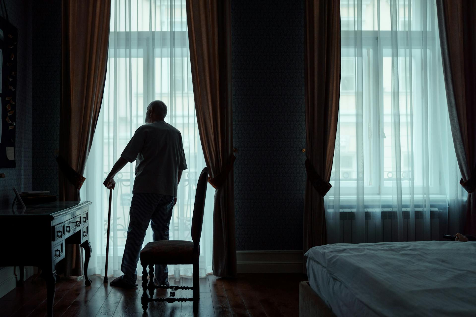 A lonely older man in an apartment | Source: Pexels