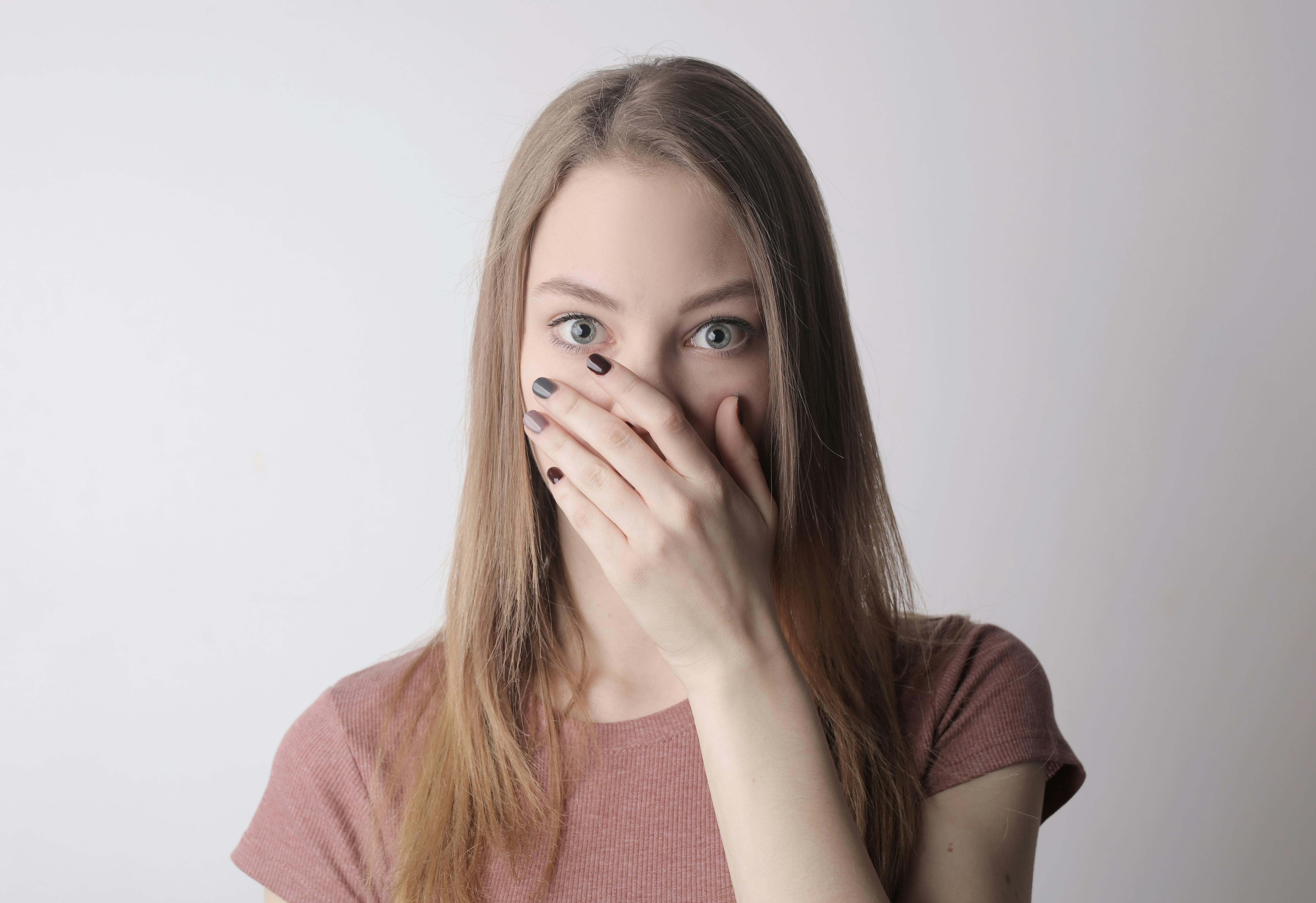A startled woman | Source: Pexels
