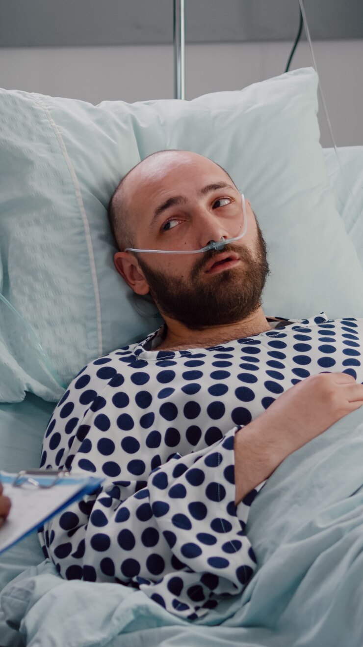 A man in a hospital bed | Source: Freepik