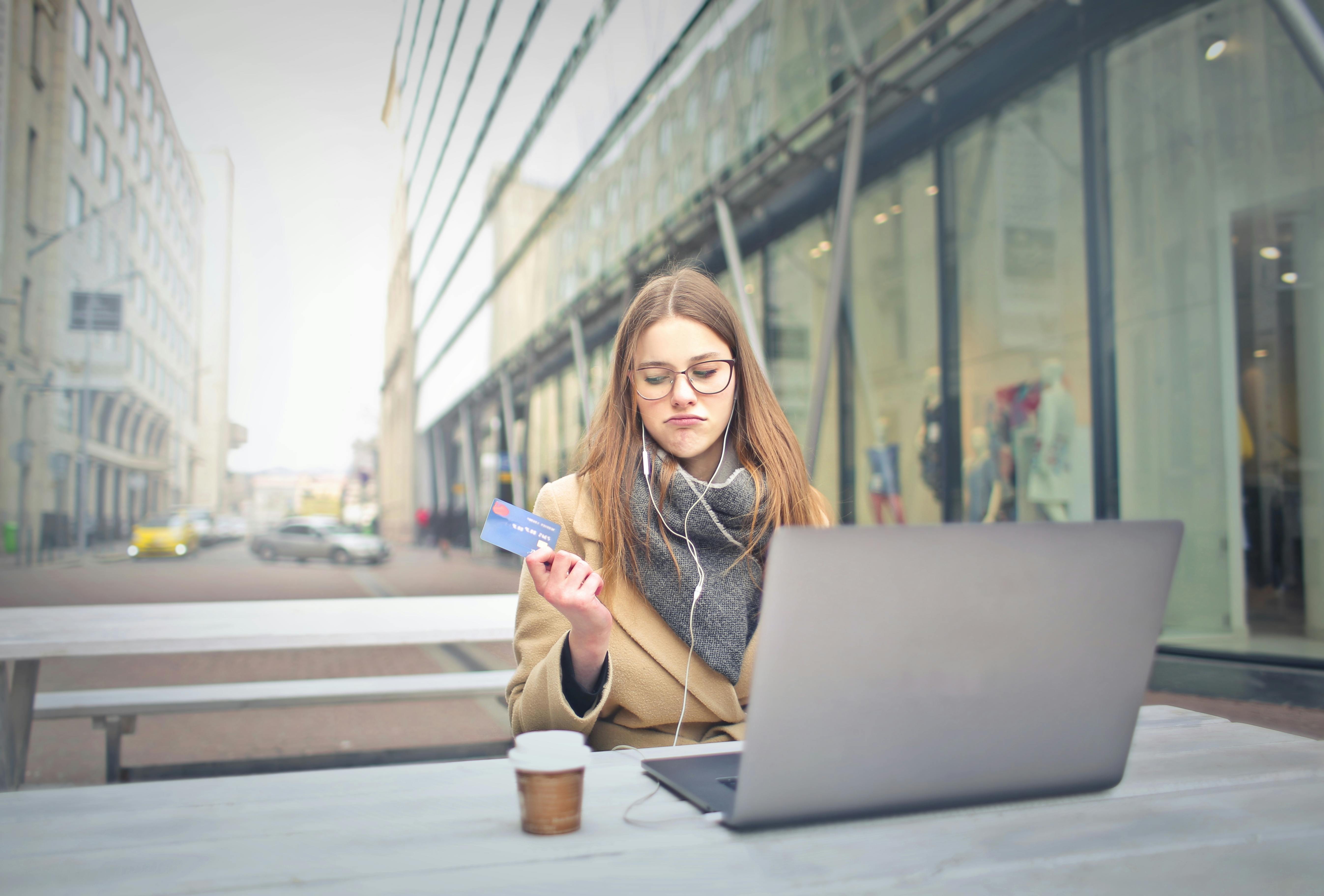 Woman using a credit card | Source: Pexels