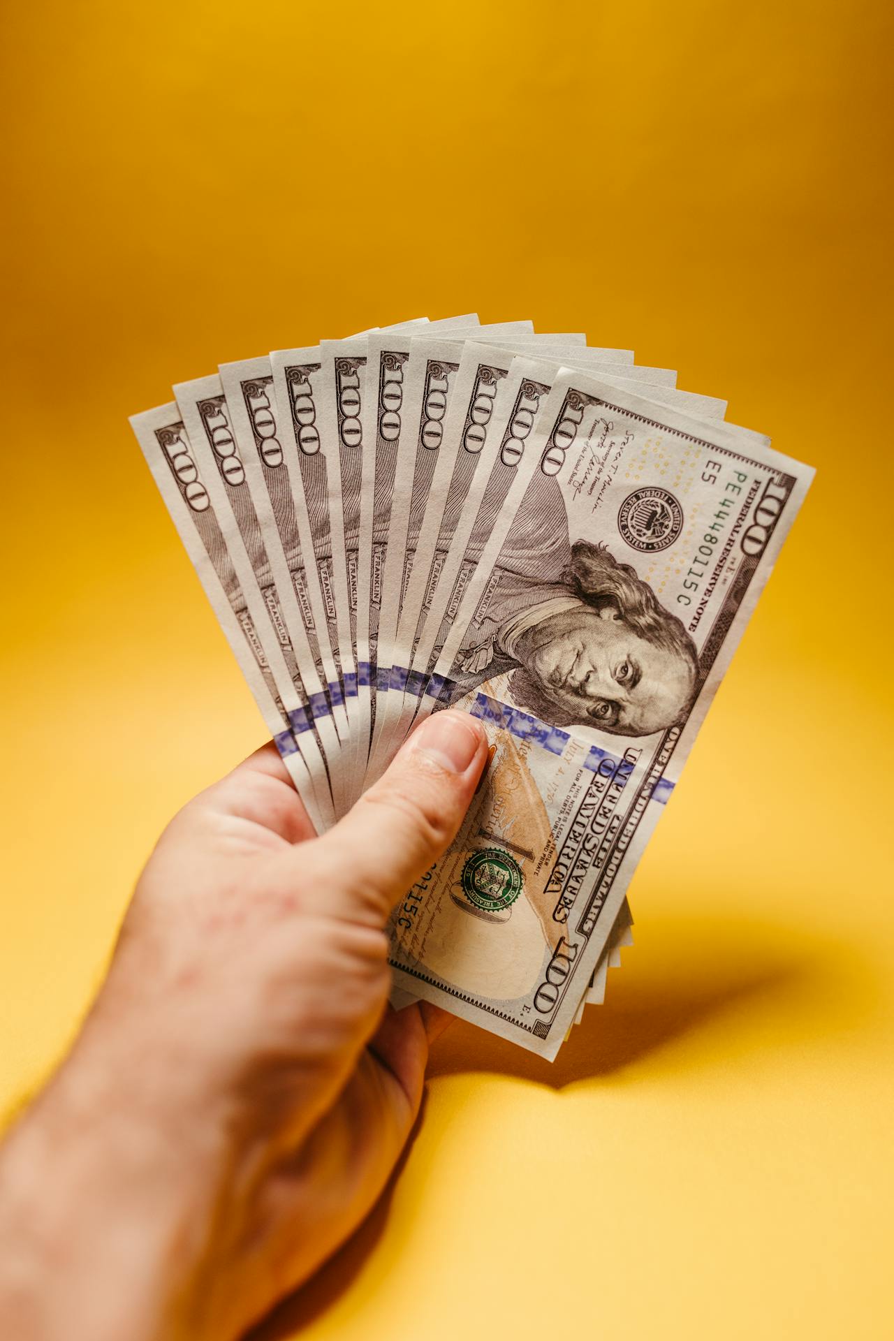 Close-up shot of a man holding money | Source: Pexels