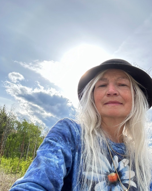Ami Brown in the mountains during the summer, shared on December 18, 2024 | Source: Instagram/amibrownwolfpackmama