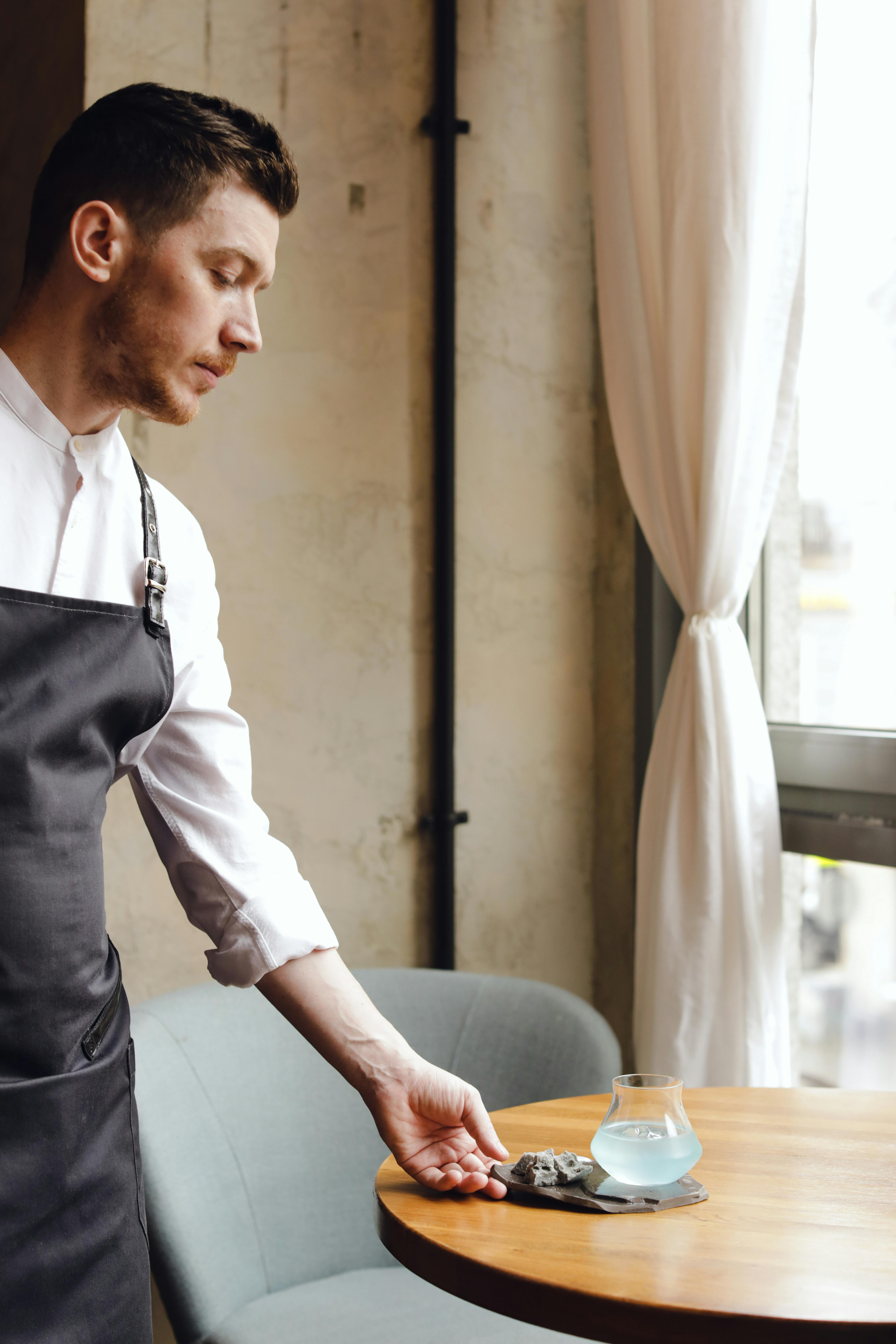 A waiter working | Source: Pexels
