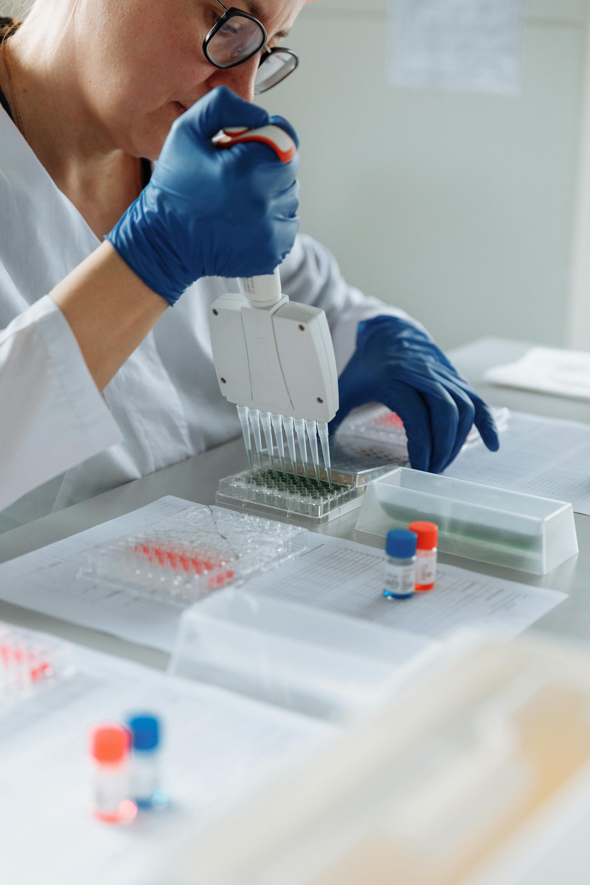 A scientist in a lab running tests | Source: Pexels