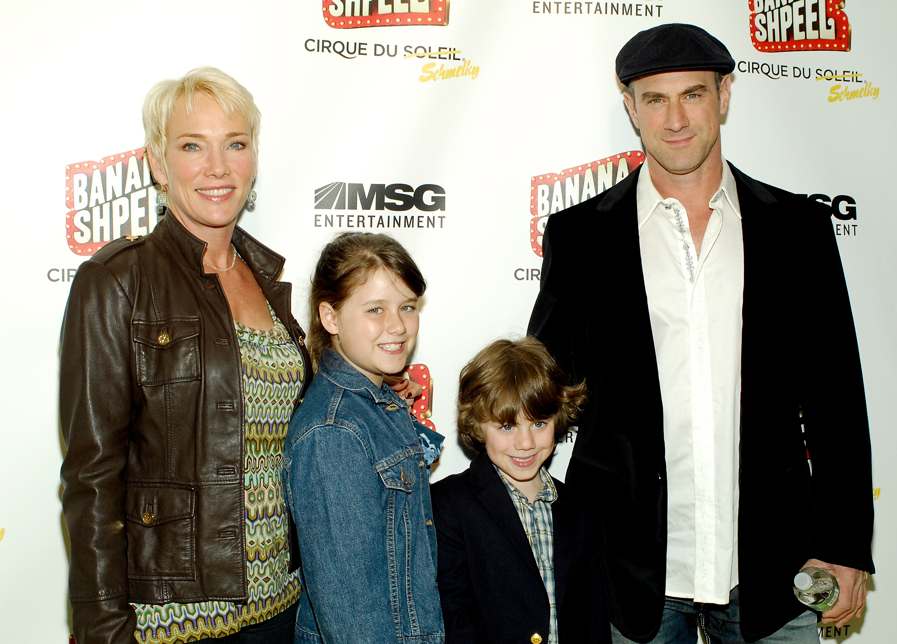 Sherman Williams and Chris Meloni with their children at the opening night of Cirque du Soleil's "Banana Shpeel" at the Beacon Theatre on May 19, 2010, in New York. | Source: Getty Images