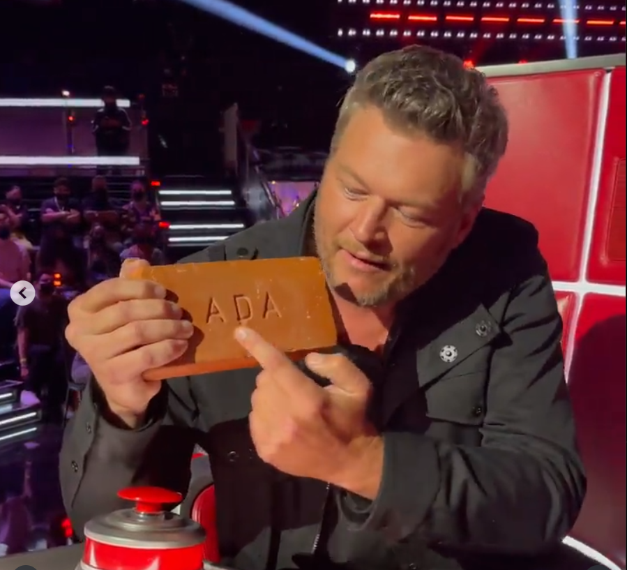 Blake Shelton displays a gift he received from "The Voice" contestant, Chavon Rodgers, dated September 22, 2021 | Source: Instagram/blakeshelton
