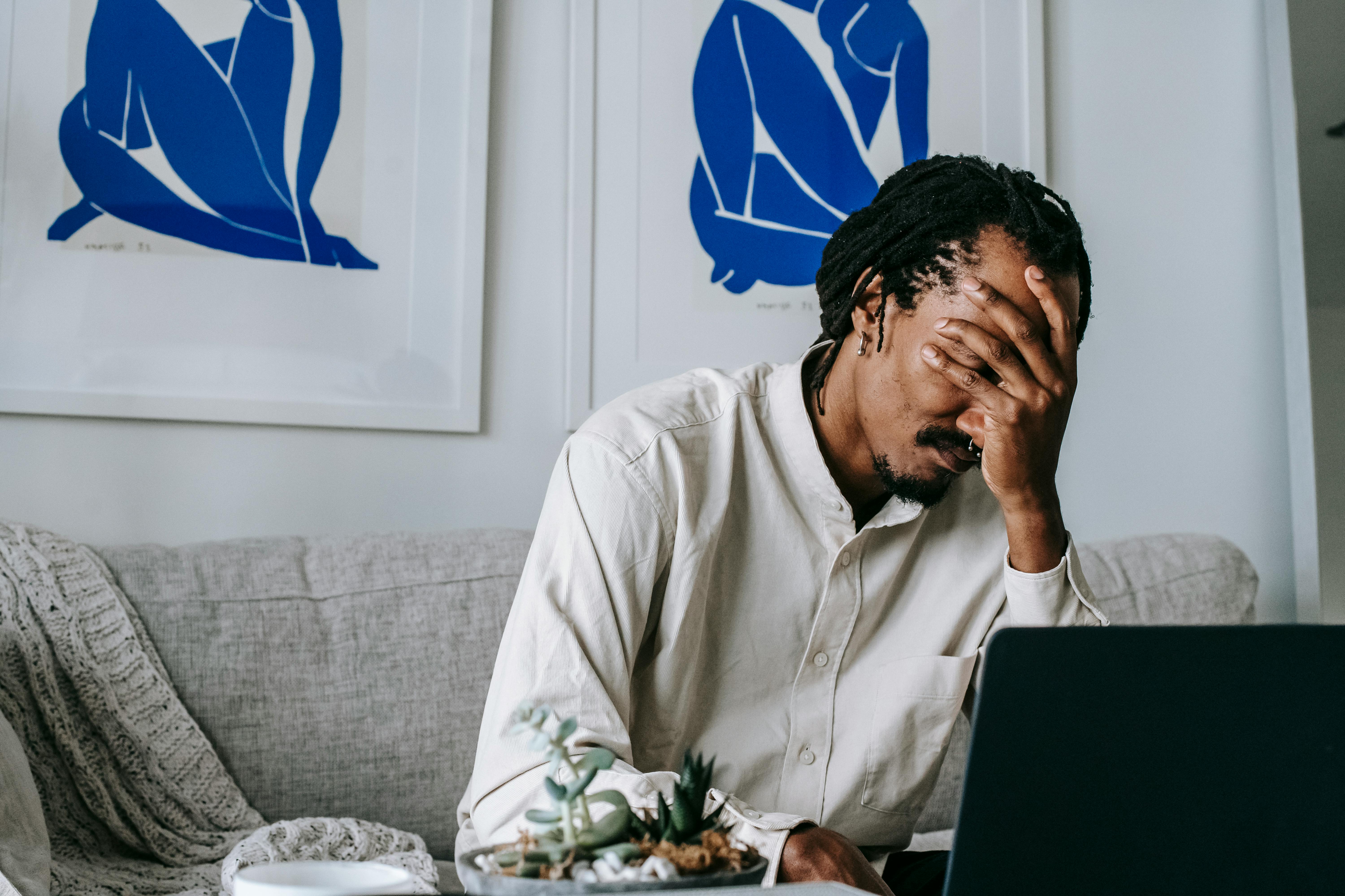 Upset man in front of a laptop | Source: Pexels