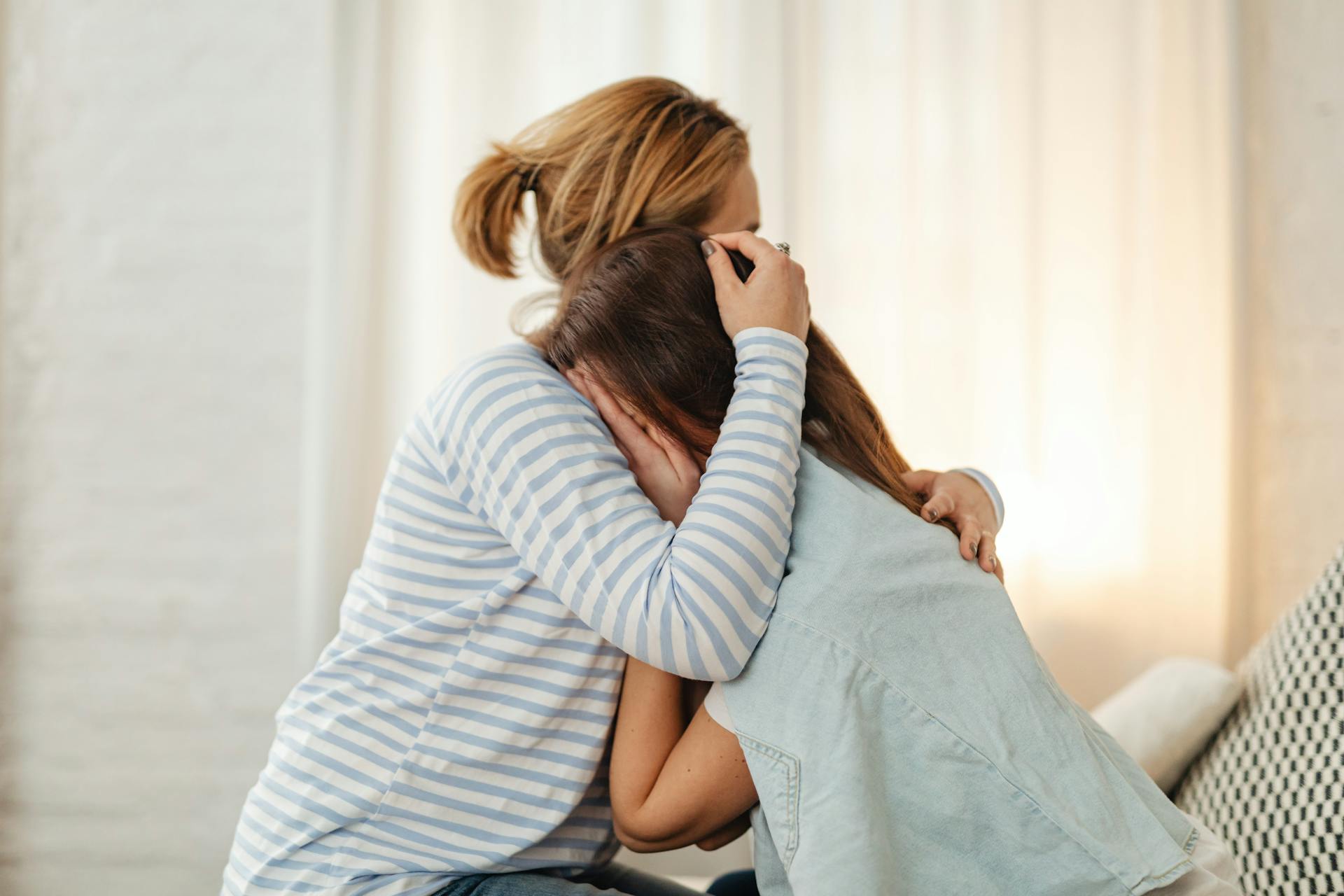 A mother comforting her sobbing daughter | Source: Pexels