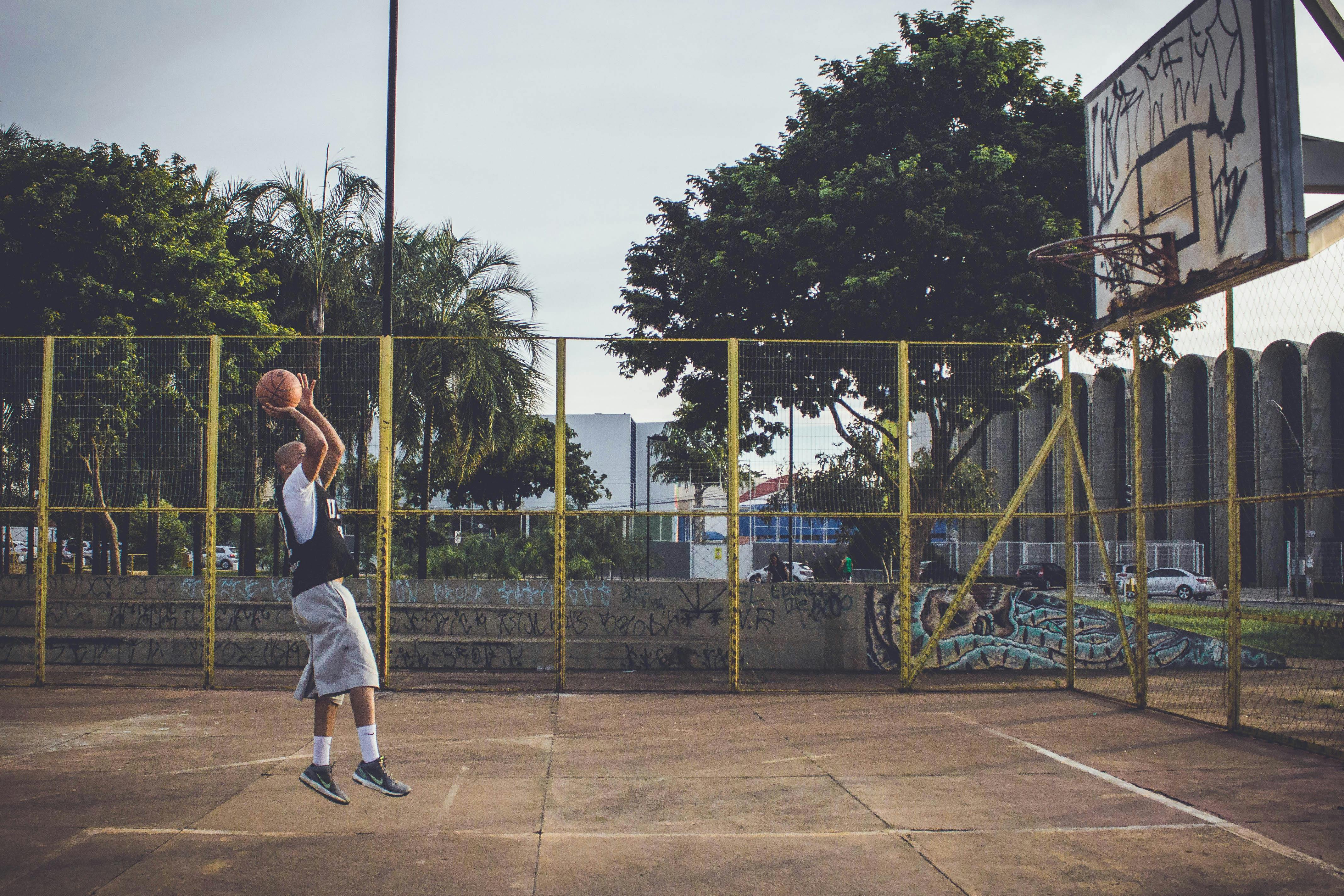 Man shooting a basketball | Source: Pexels