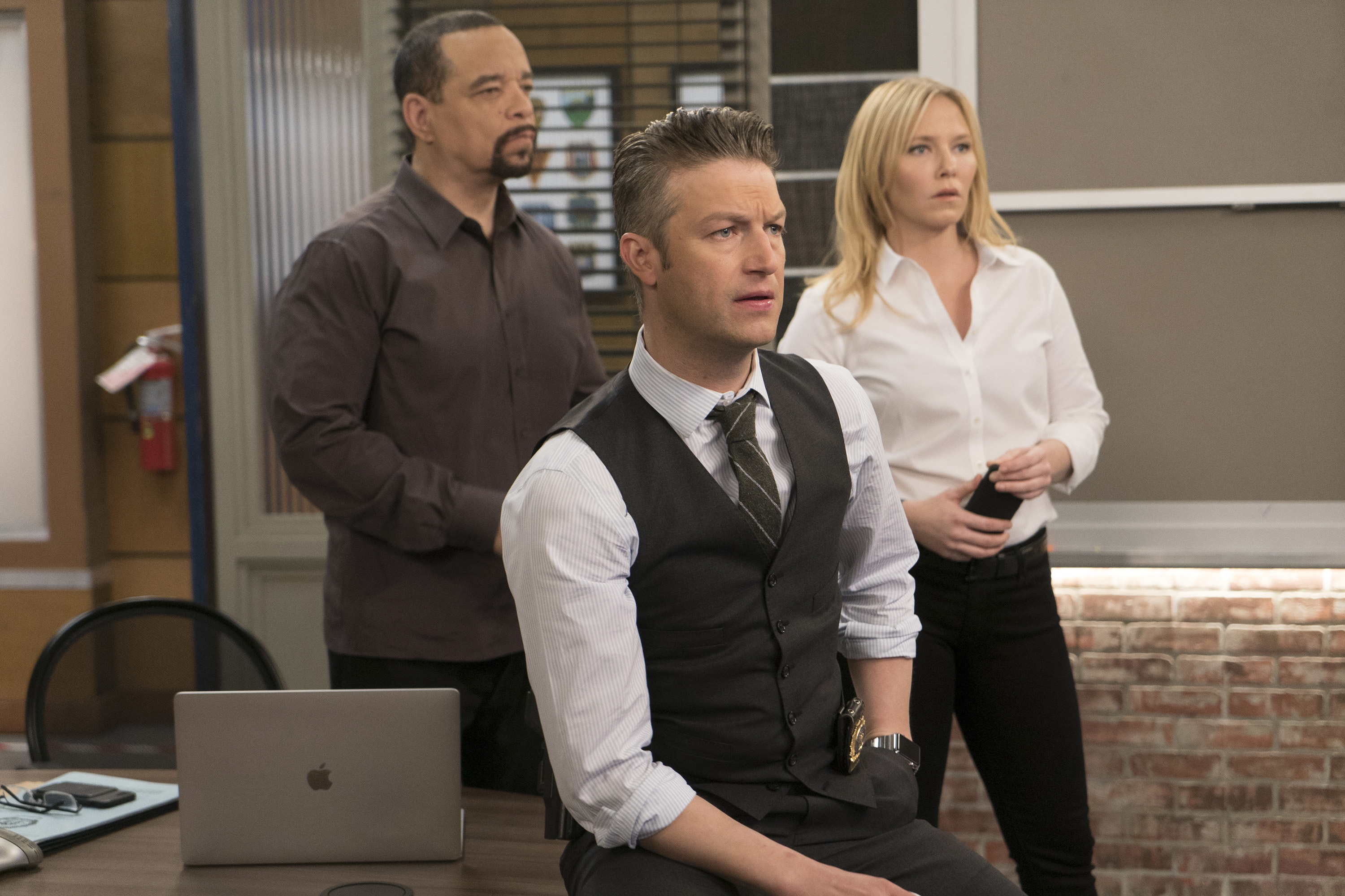 Ice-T as Odafin "Fin" Tutuola, Peter Scanavino as Dominick "Sonny" Carisi, and Kelli Giddish as Detective Amanda Rollins in "Law & Order: Special Victims Unit" in 2018. | Source: Getty Images