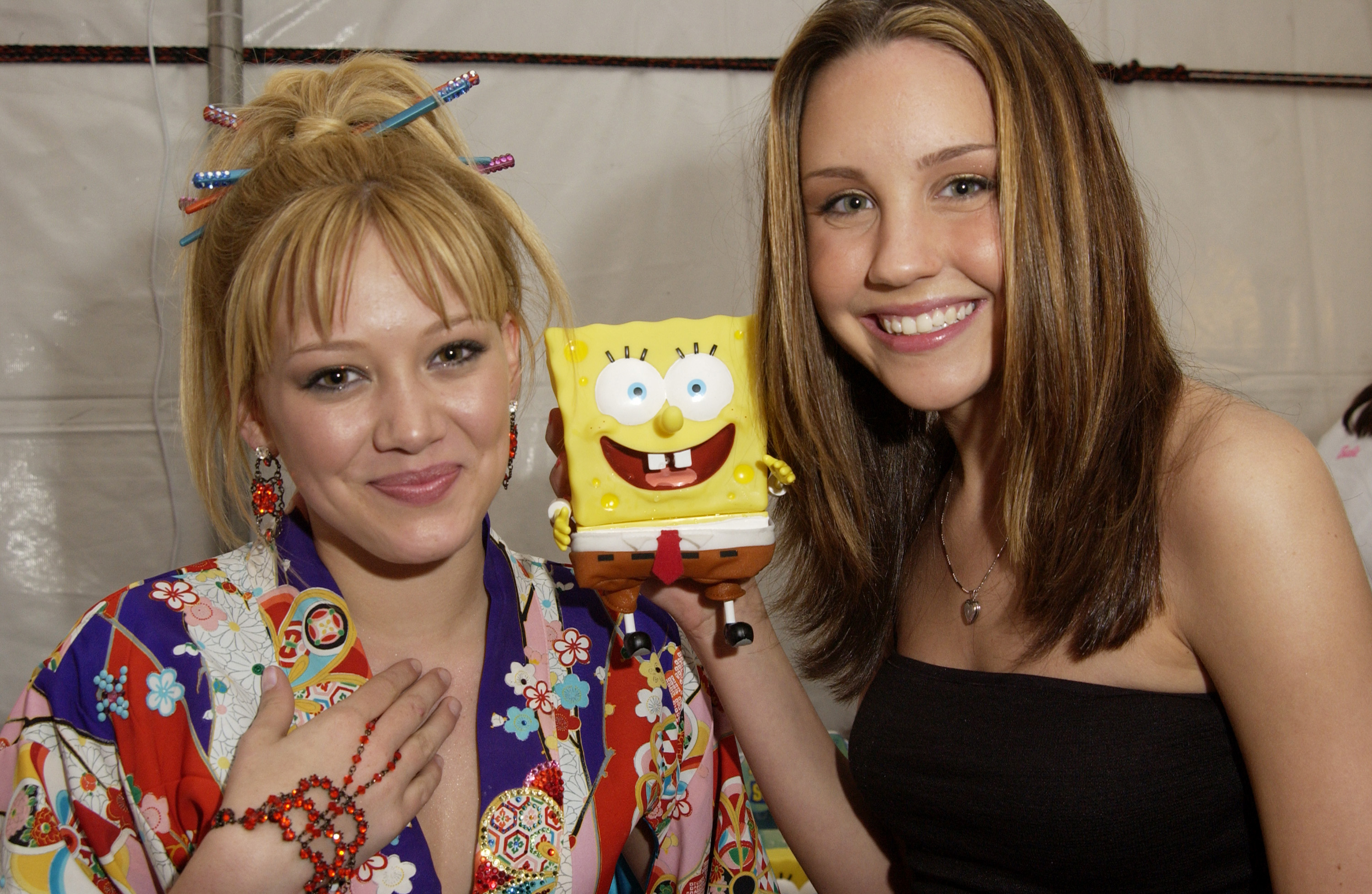 Hilary Duff and Amanda Bynes with SpongeBob SquarePants at the 15th Annual Kids' Choice Awards Backstage Creations Talent Retreat on April 20, 2002, in Santa Monica, California | Source: Getty Images