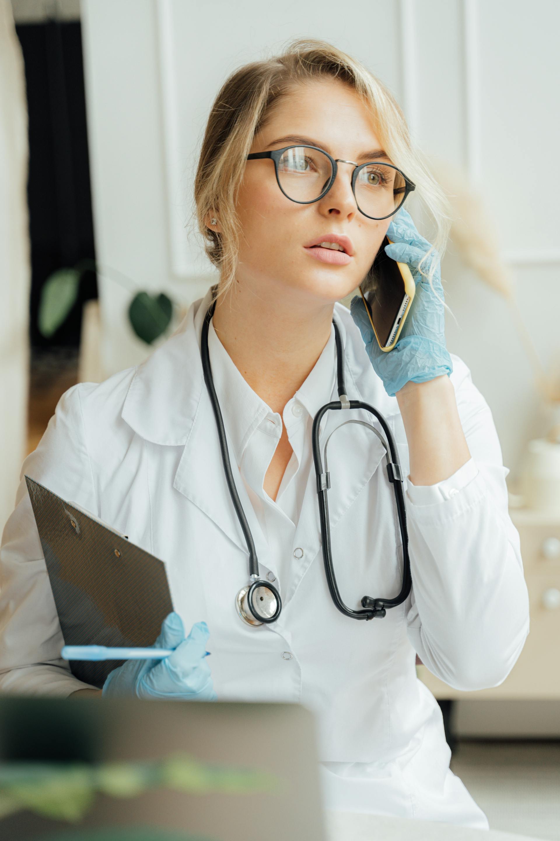 A worried nurse on the phone | Source: Pexels